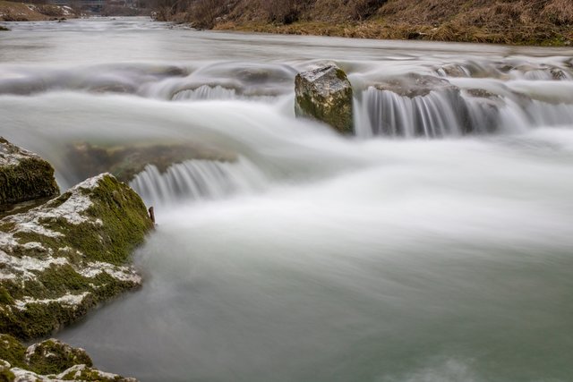 Langzeitbelichtung am Fluss