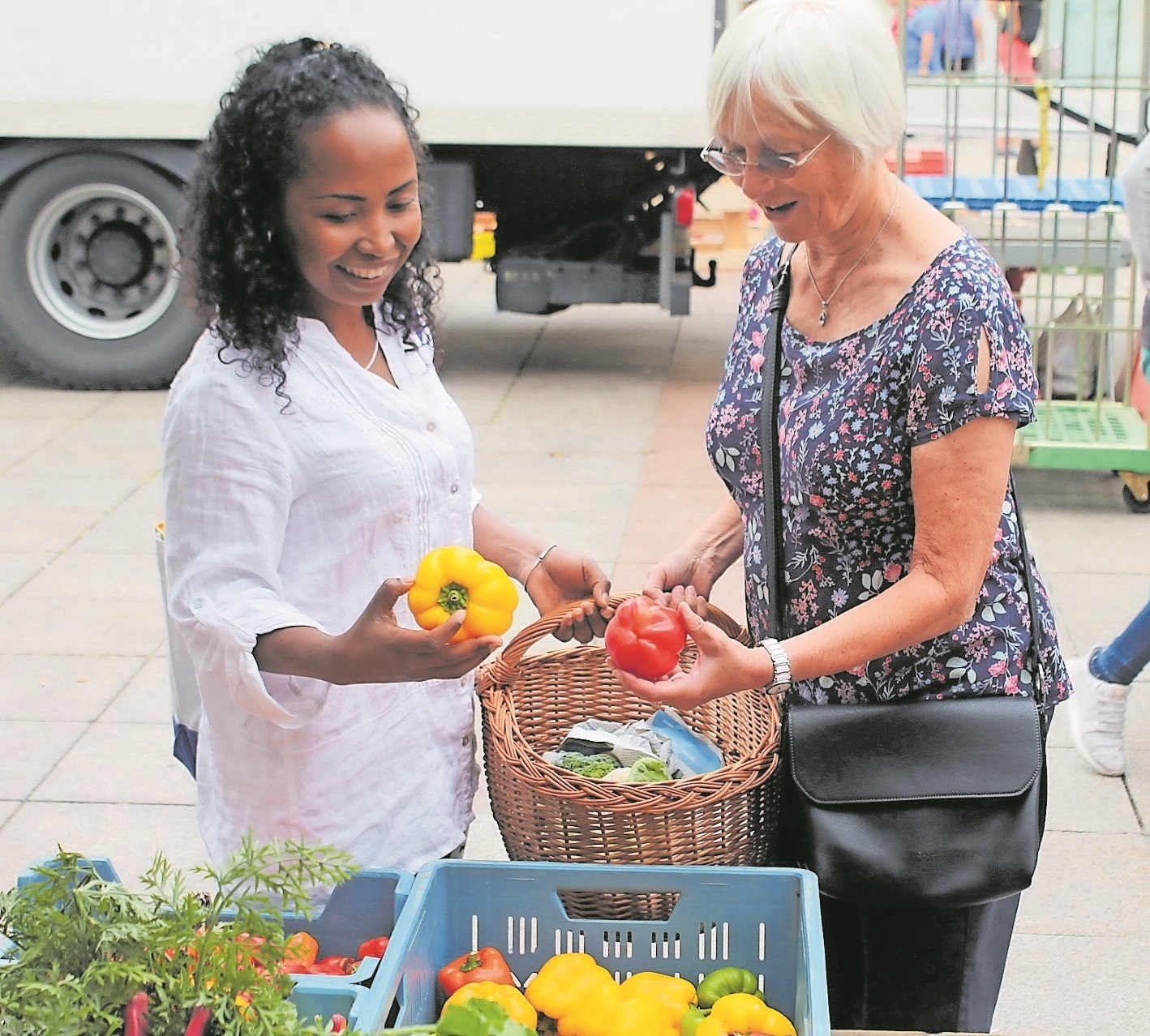 In Madagaskar, wo Deutschlehrerin Emma Raziembaharisua lebt, gibt es nur grüne Paprika. Gastmutter Doris Heathmen besucht mit ihr den Bruchsaler Wochenmarkt.