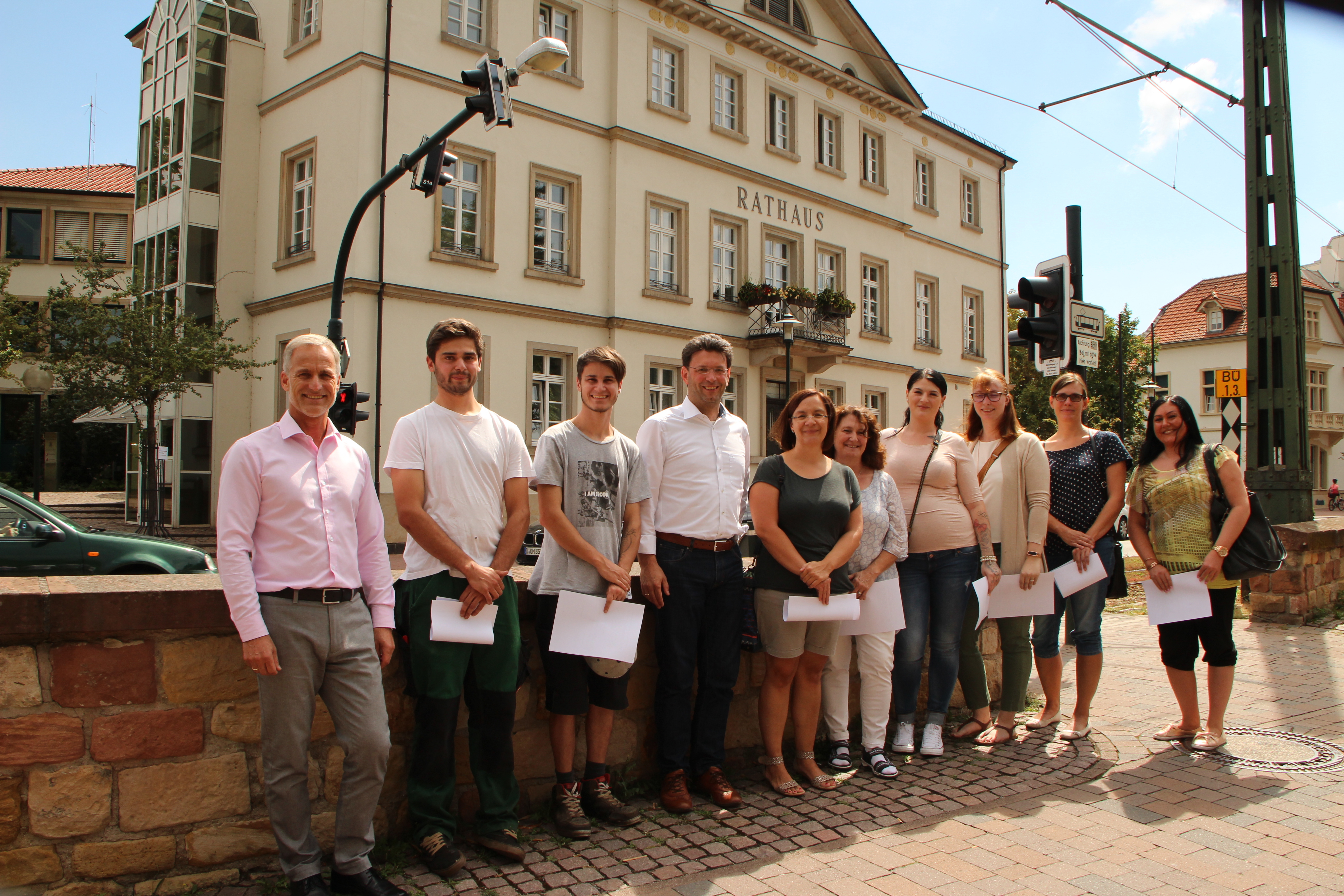 Unser Foto zeigt v.l.n.r.: Klaus Freunscht (Stellv. Vorsitzender des Personalrats), Felix Leckron, Maurice Friedmann (beide Gärtner im BBH), Bürgermeister Christoph Glogger, Claudia Wilhelm (Sekretärin in der Pestalozzischule) Dorothea Knies (Erzieherin im Kiga Grethen), Lea Spieß (Erzieherin im HfK), Jennifer Müller (Erzieherin im Kiga Leistadt), Stefanie Fortkord (Wirtschafterin in der Kita an der Isenach) und Dorothee Gerber (Erzieherin in der Kita an der Isenach).