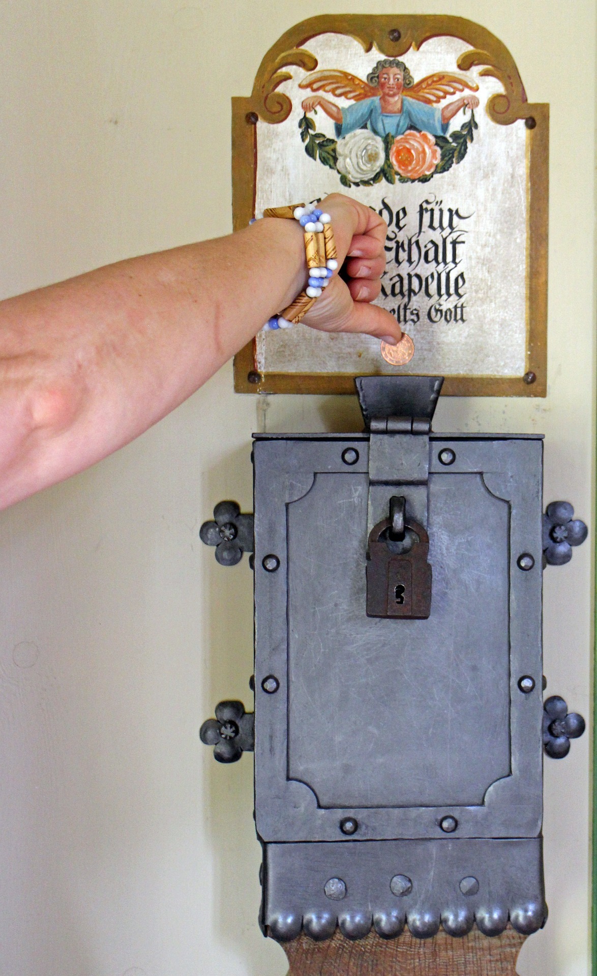 Durch den bisher unbekannten Täter wurde außerdem erfolglos versucht, eine weitere Metallkasse aus der Wand zu reißen.