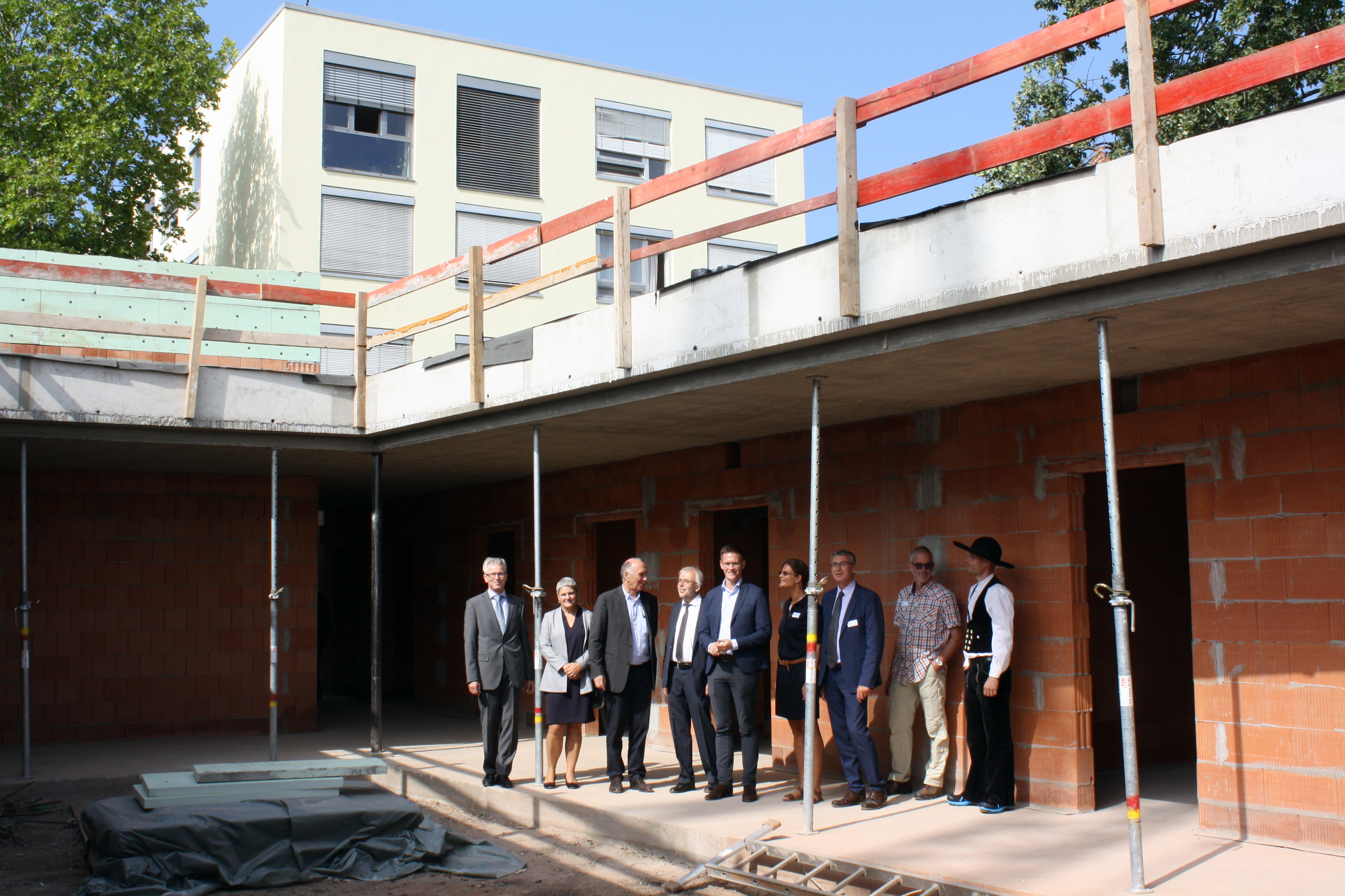 Bild (v.l.): Chefarzt Dr. Andreas Brückner; Ulrike Grüner, künftige Hospizleitung; Architekt Veit Ruser; Diakonissen-Vorsteher Dr. Günter Geisthardt; MdB Johannes Steiniger, Vorstand OMEGA Freundes- und Förderkreis; Oberin Isabelle Wien; kaufmännischer Vorstand Karlheinz Burger; MAV-Vorsitzender Michael Hemmerich; Zimmermann David Ciminski. Foto: ps