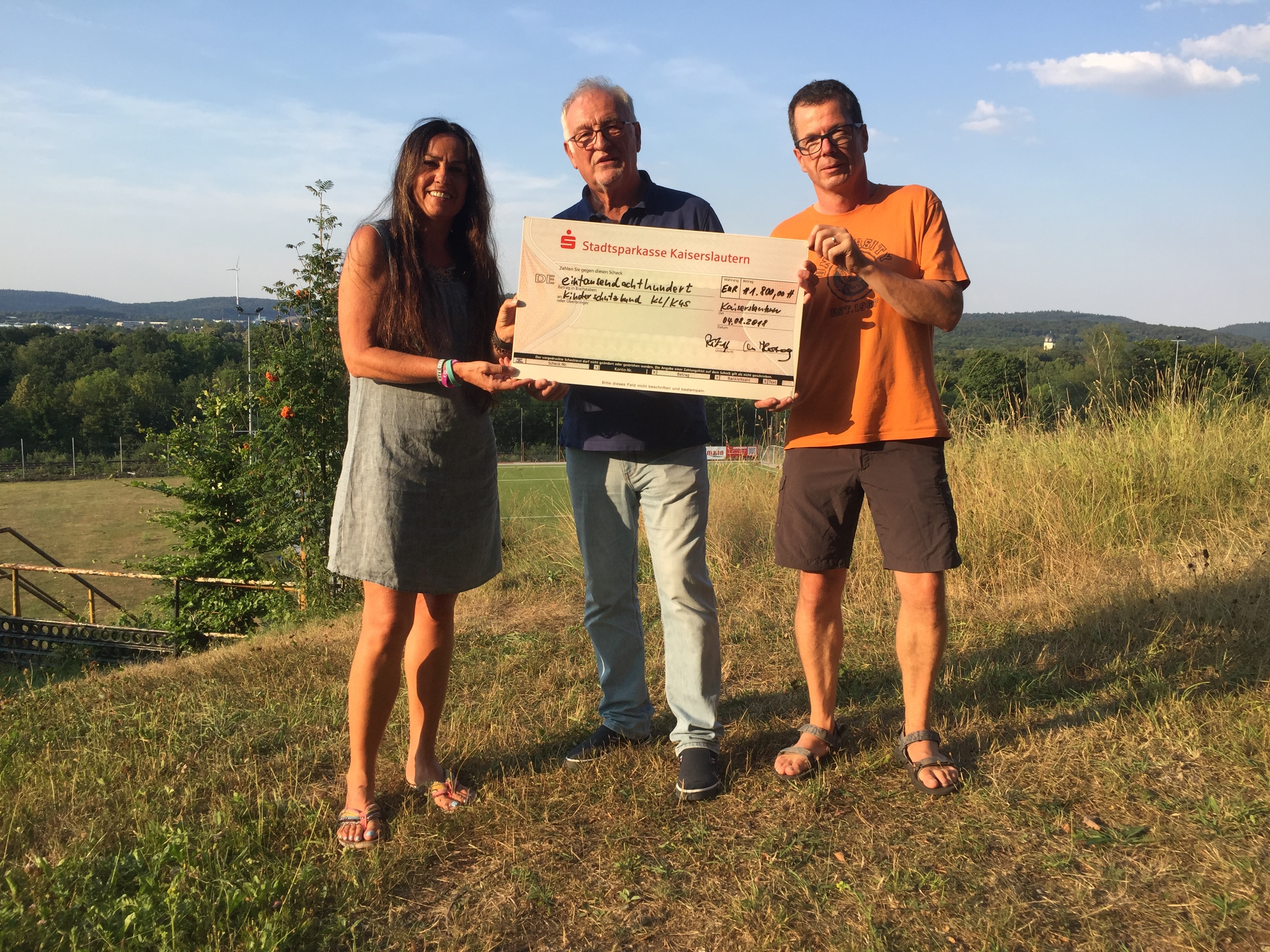 Christine Herzog, Lothar Bihy und Peter Zabanoff (von links) bei der Scheckübergabe Foto: PS