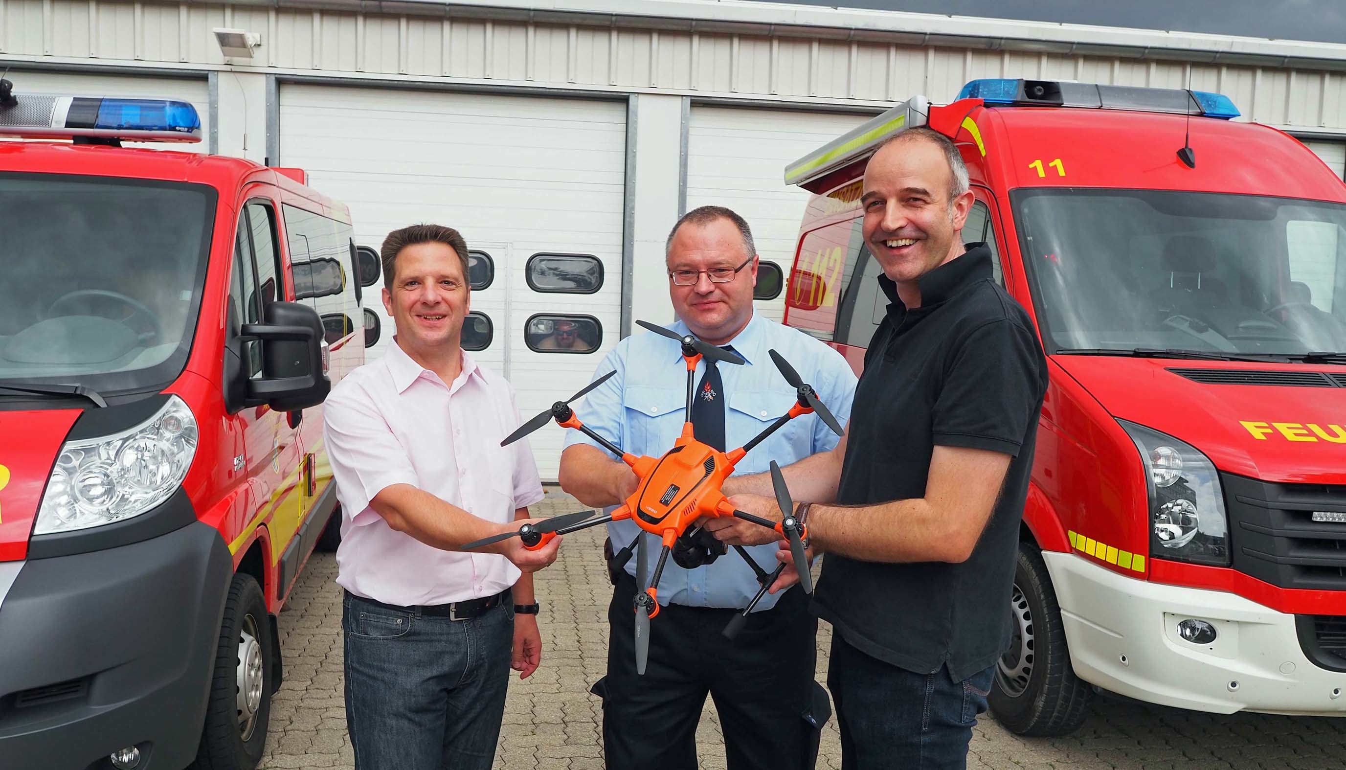Frank Rüttger, Bürgermeister der Verbandsgemeinde Hettenleidelheim, VG-Wehrleiter Markus Ittel und Kreisbeigeordneter Sven Hoffmann (von links) mit der neuen Feuerwehr-Drohne. Foto: Link
