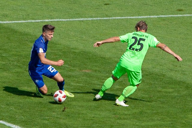 Spielszene vom KSC bei der Heimklatsche im Pokal gegen Hannover | Foto: wow.pics.ka