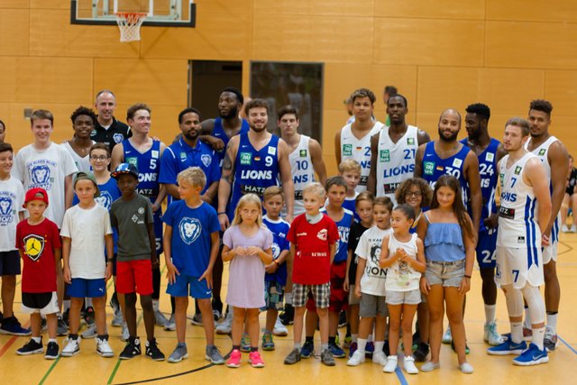Die große „Lions-Familie“: Nicht nur Spieler folgten dem Aufruf des Hallensprechers zum Gemeinschaftsfoto beim Vorbereitungsstart | Foto: wow.pics.ka