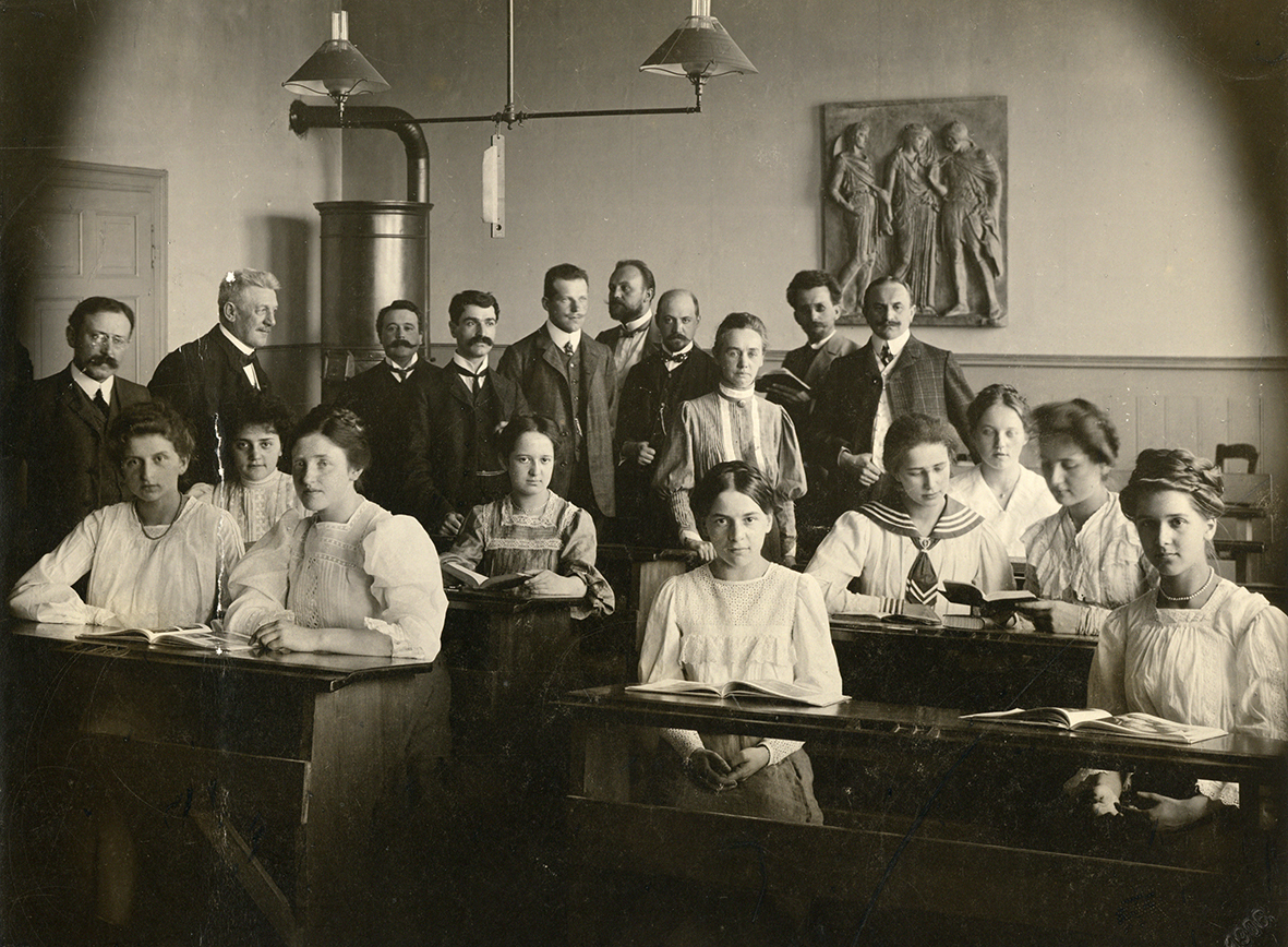 Oberprima des 1893 gegründeten Mädchengymnasiums im Schuljahr 1905/06 in den Räumen des heutigen Fichte-Gymnasiums in der Sophienstraße