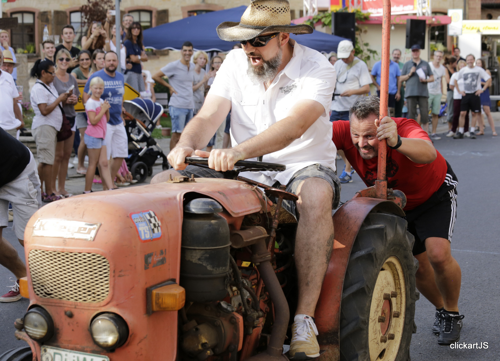 Disziplinen beim Winzervierkampf: Traktor schieben ...