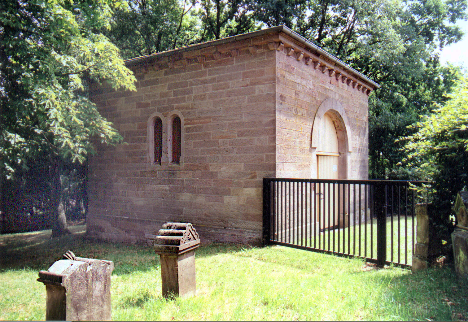 Trauerhalle auf dem jüdischen Friedhof in Winnweiler