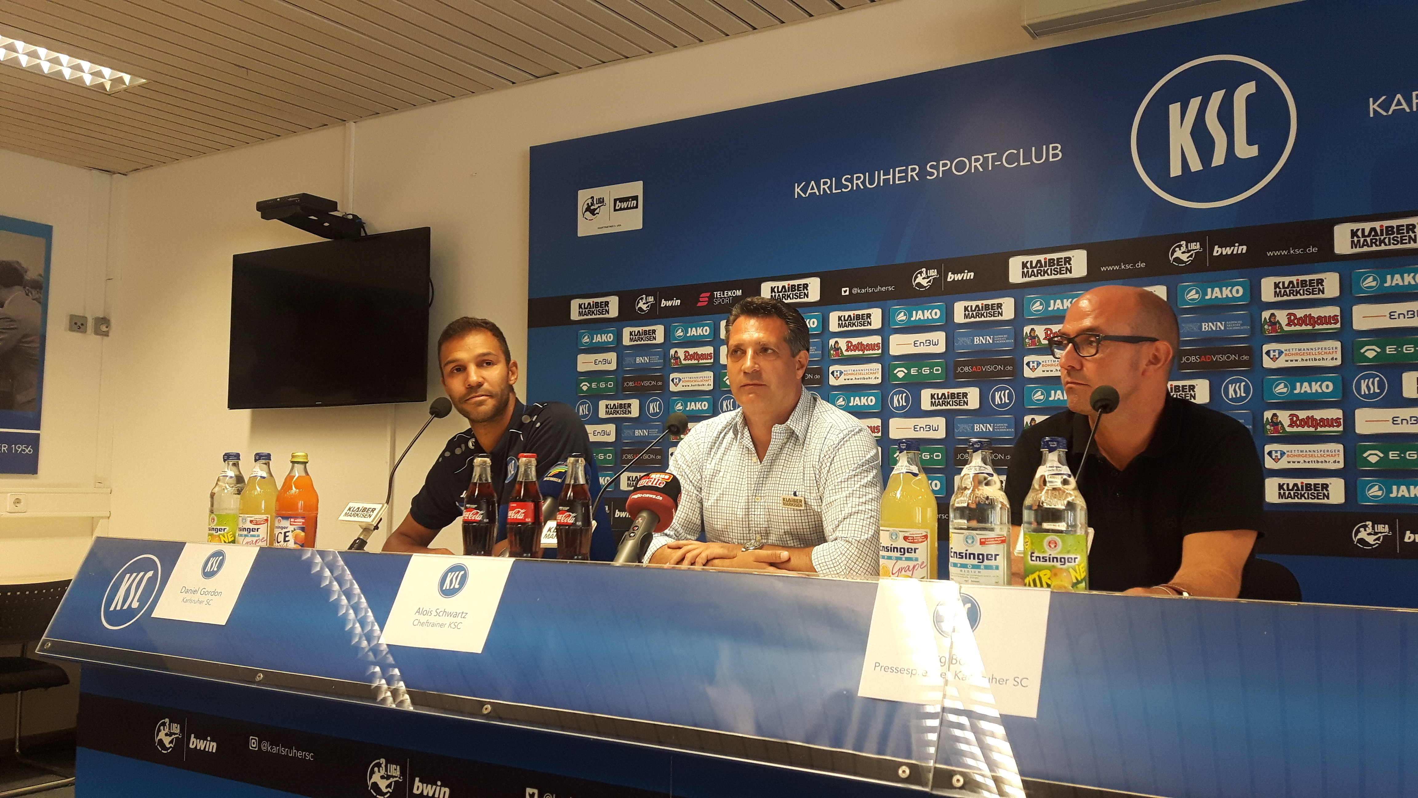 KSC-Pressekonferenz vor dem Derby (v.l.): KSC-Verteidiger Daniel Gordon, KSC-Trainer Alois Schwartz und KSC-Pressesprecher Jörg Bock
