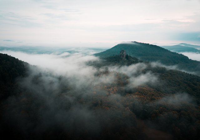 Der Asselstein umhüllt von einer nebligen Schicht | Foto: Yannick Scherthan