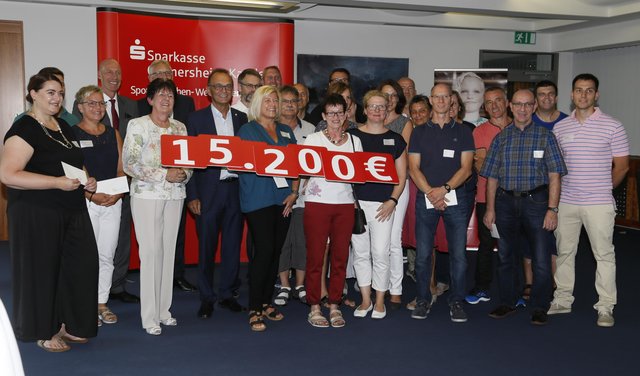 Gruppenbild nach der symbolischen Scheckübergabe mit Landrat Dr. Fritz Brechtel. Foto: hb