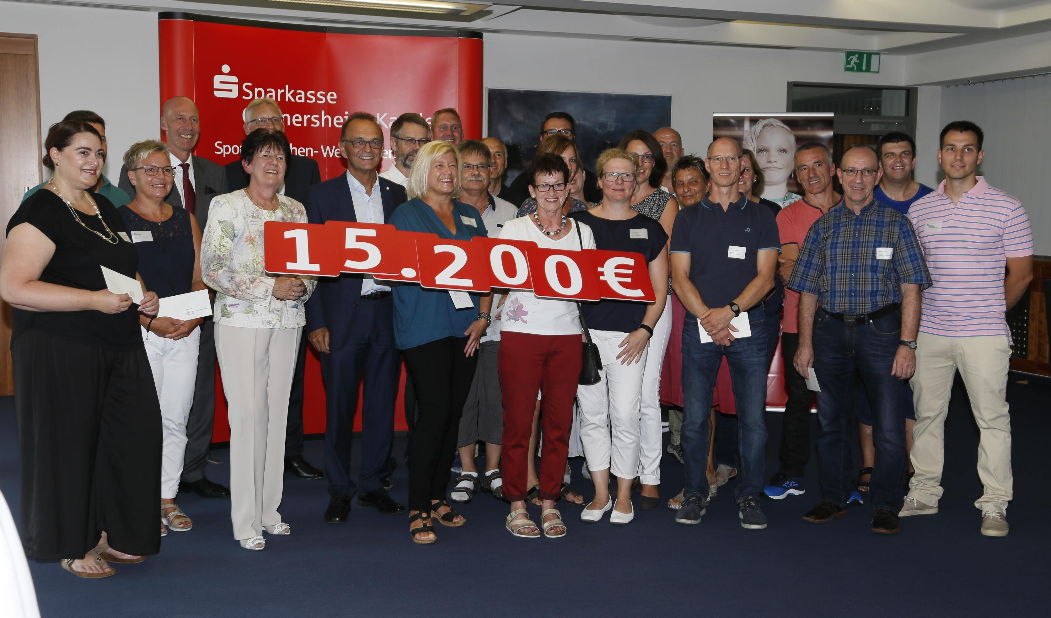 Gruppenbild nach der symbolischen Scheckübergabe mit Landrat Dr. Fritz Brechtel. Foto: hb