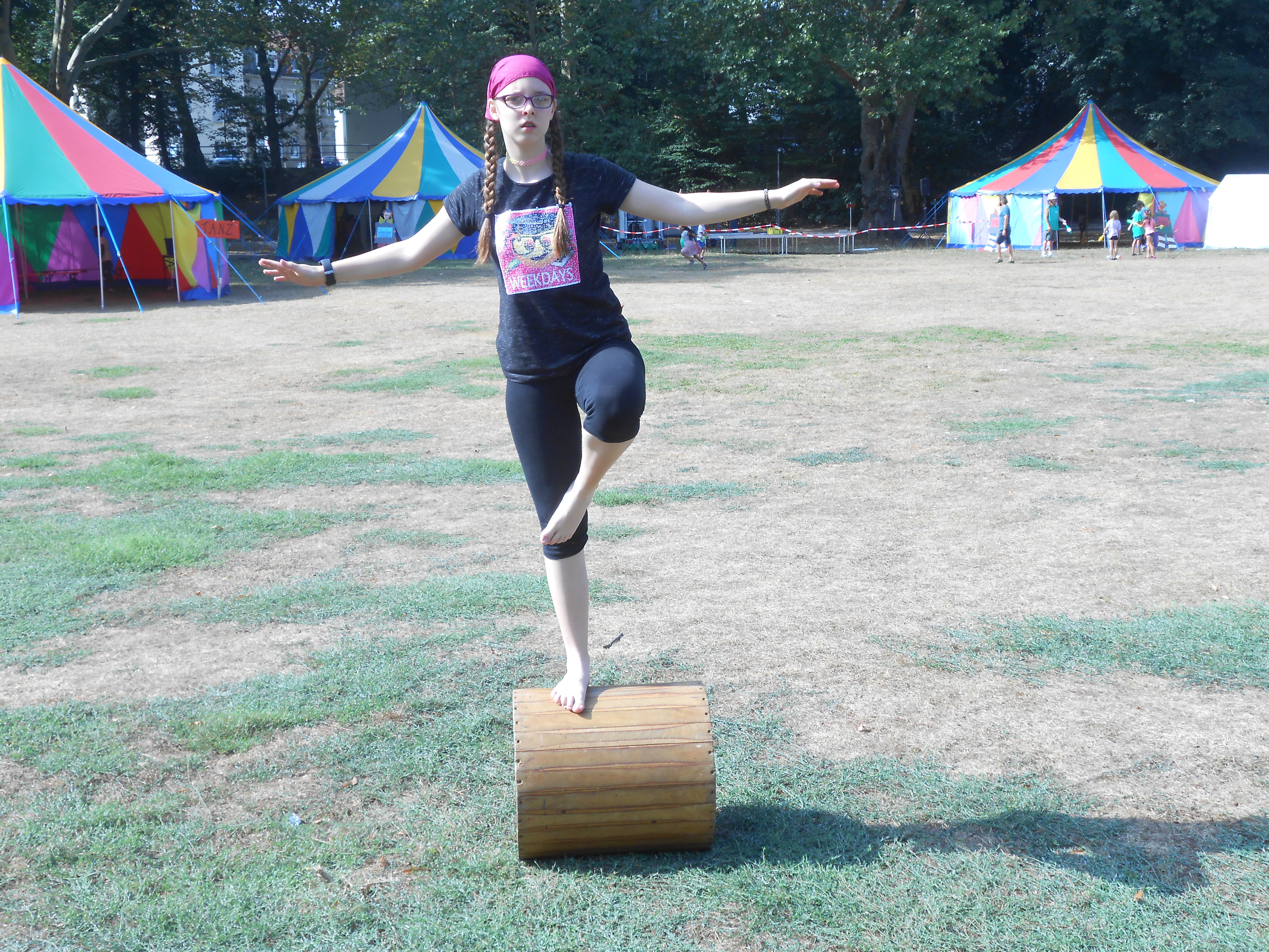 Akrobatisch: Aileen Strubel zeigte die Yoga-Figur „Der Baum“ auf einem recht wackeligen Laufrad.