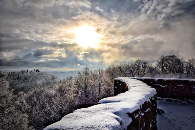 Die Wegelnburg im Schnee aus einer Perspektive, die man nur selten sieht | Foto: Yannick Scherthan