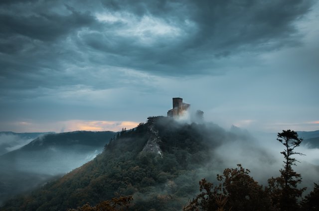 Die Burg Trifels unter einem stimmungsvollen Wolkenwirbel | Foto: Yannick Scherthan