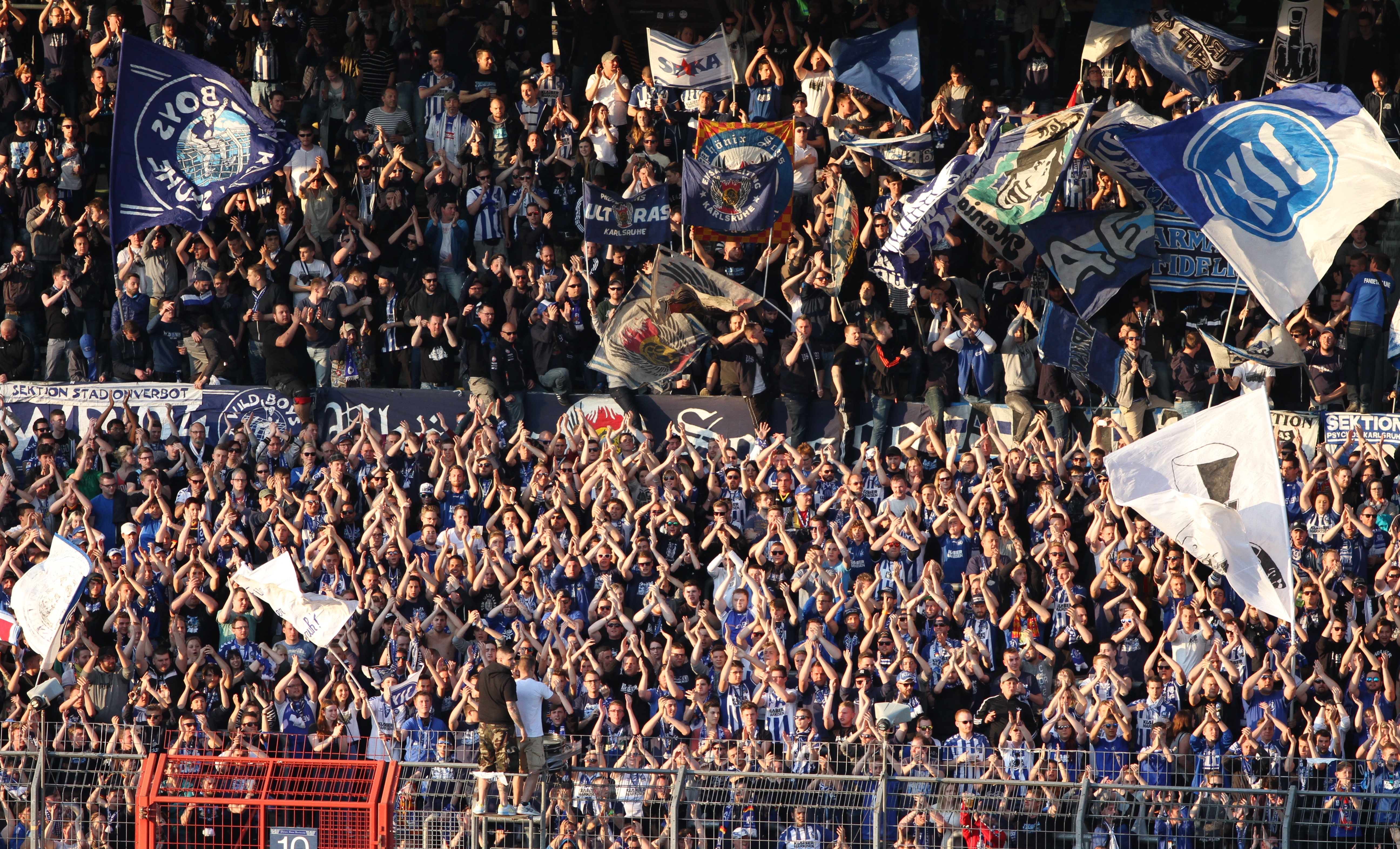 Fans im Karlsruher Wildparkstadion