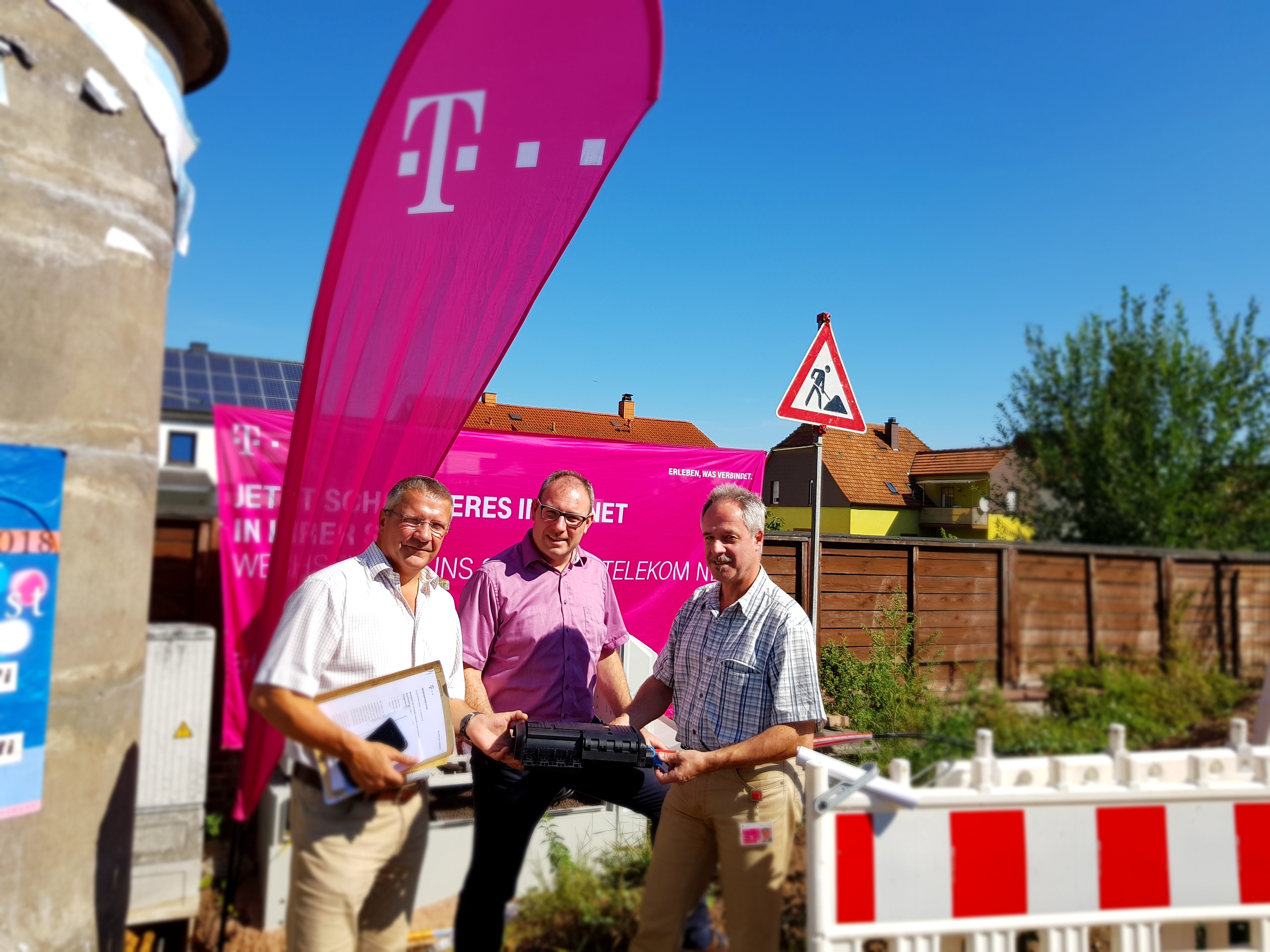 Ortsbürgermeister Klaus Neumann, Bürgermeister Erik Emich und der technische Projektleiter, Karl-Heinz Nied (von links)