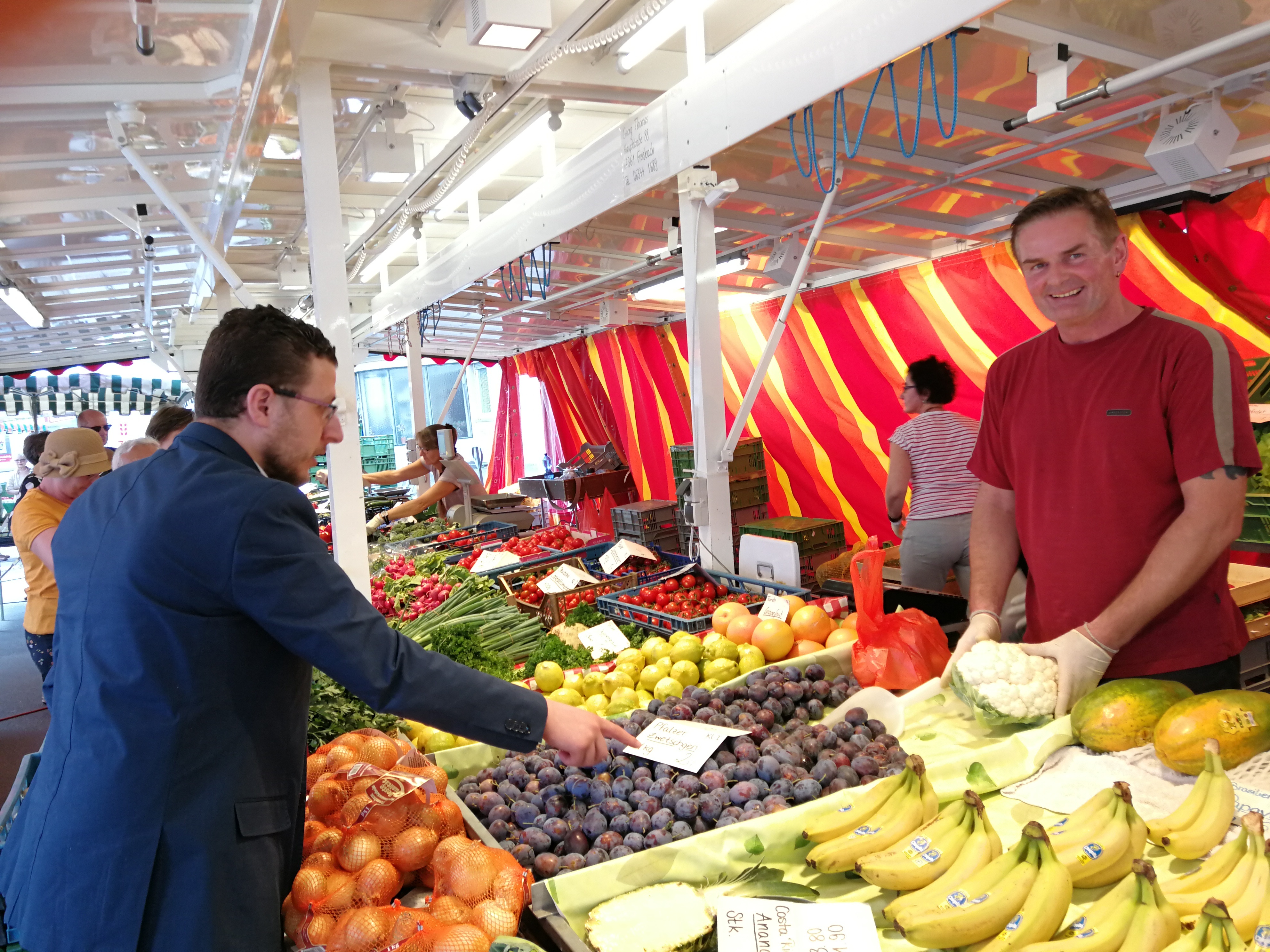 Georg Thomas (rechts) bietet auf dem Pirmasenser Wochenmarkt regionale Produkte wie Zwetschgen und Blumenkohl an. Foto: Kling
