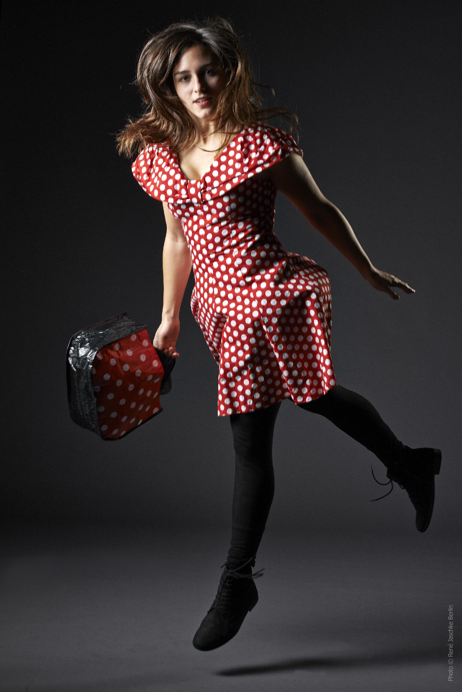Die Pantomime Hannah Senft führt mit Manfred Callsen durch das Programm des Euroclassic-Konzertes am Sonntag in Pirmasens. Foto: René Jaschke