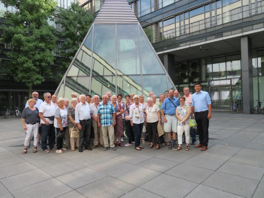 Die Gruppe vor der Pyramide des Abgeordneten-Hauses
