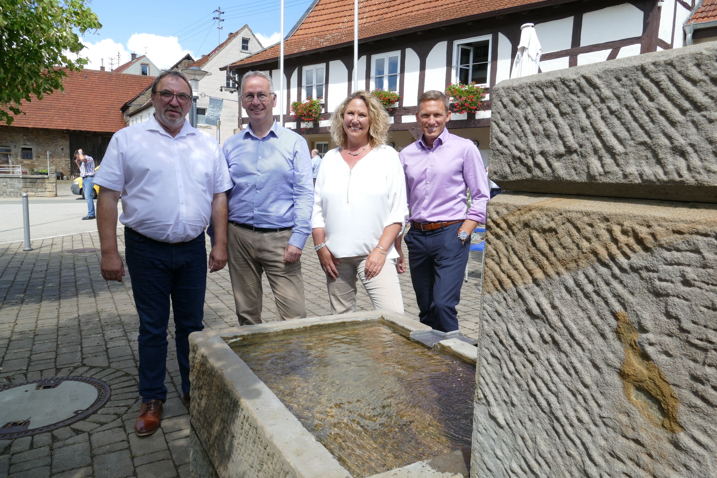Otto Rubly, Ralf Leßmeister, Bettina Dickes und Rainer Guth (v.l.n.r.) am Brunnen vor dem „Alte-Welt-Museum“ in Nussbach.