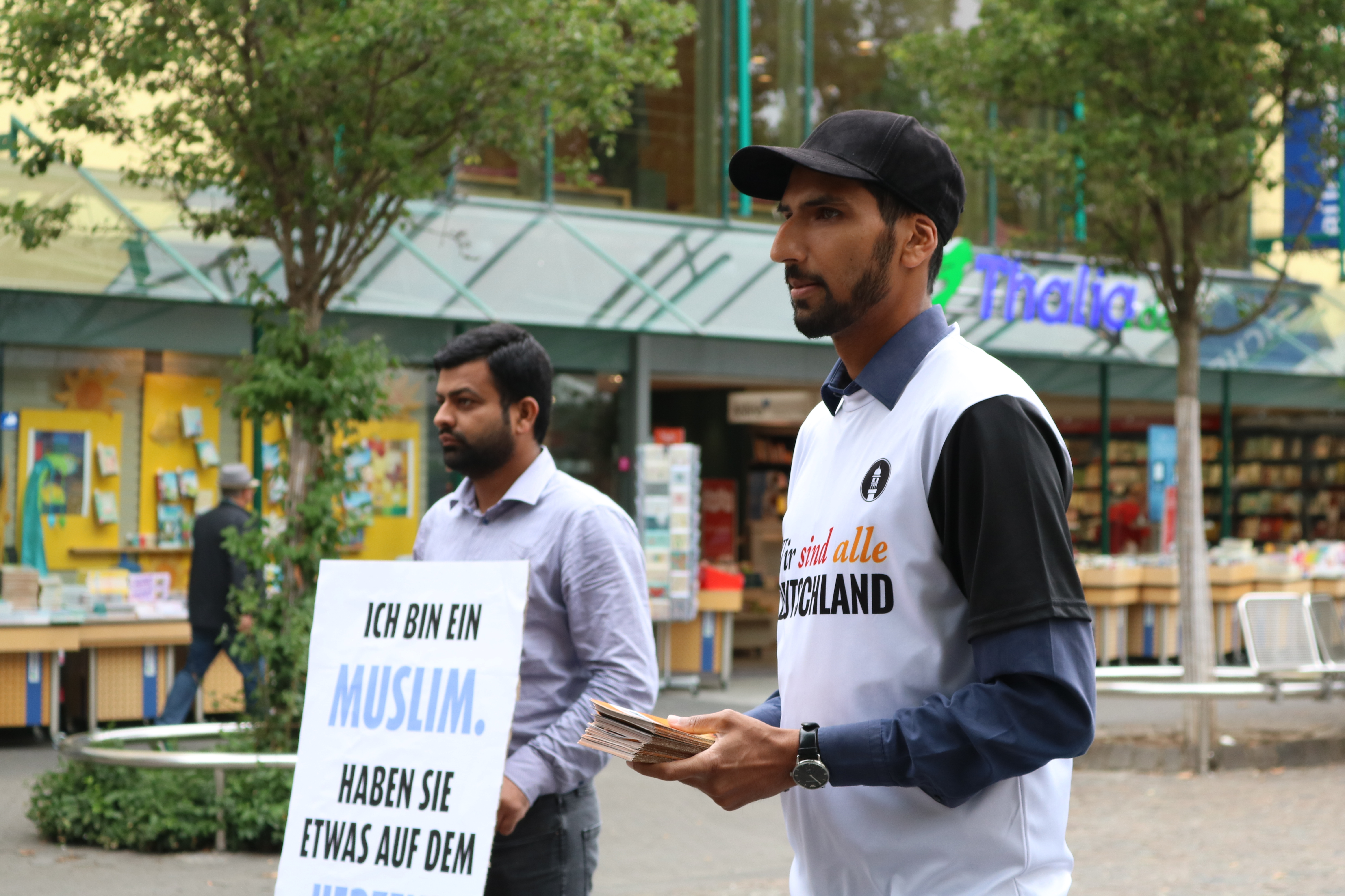 Ghalib Ahmed (links) und Faraz Ahmed (rechts) bei der Dialog Aktion.