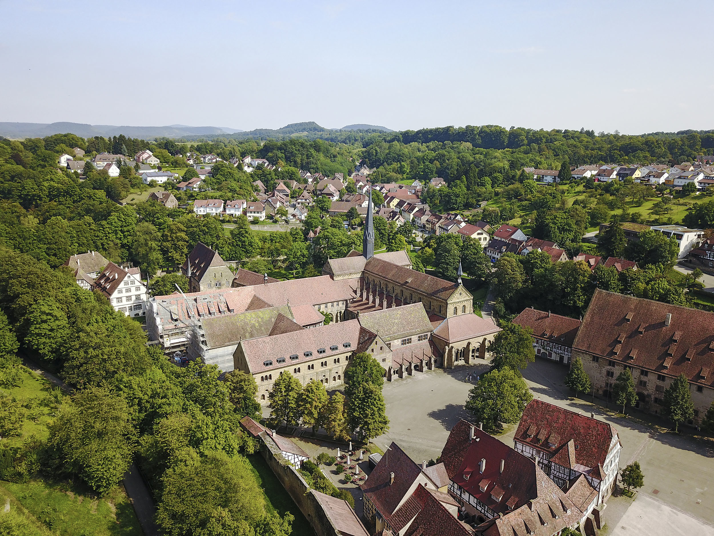 Umgeben von Weinbergen und Wiesen: Kloster Maulbronn