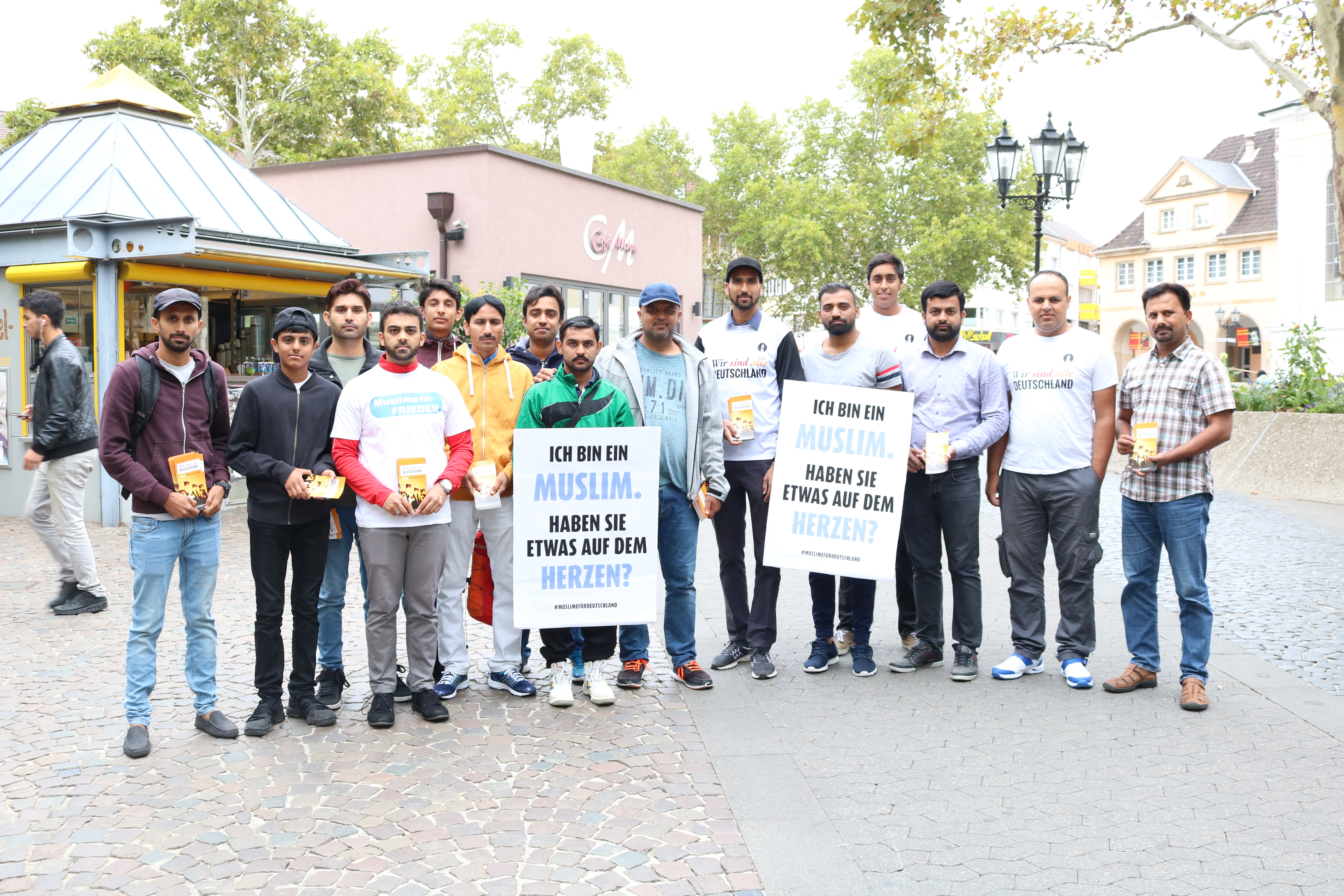 Mit 18 Teilnehmern stand die Jugend der Ahmadiyya Muslim Jamaat Frankenthal in der Innenstadt.