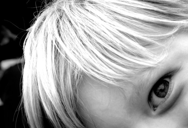 Der Kleine spitzelte in meine Kamera | Foto: Brigitte Melder