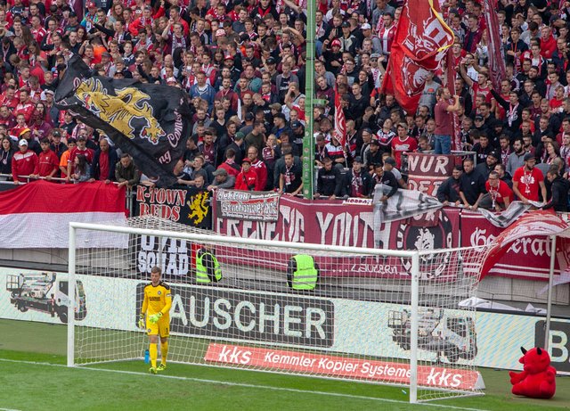 Sicherer Rückhalt vor dem FCK-Fanblock | Foto: wow.pics.ka