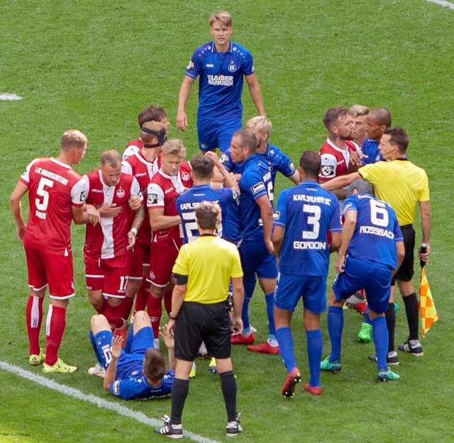 Kleine Rangelei in der letzten Spielminute | Foto: wow.pics.ka