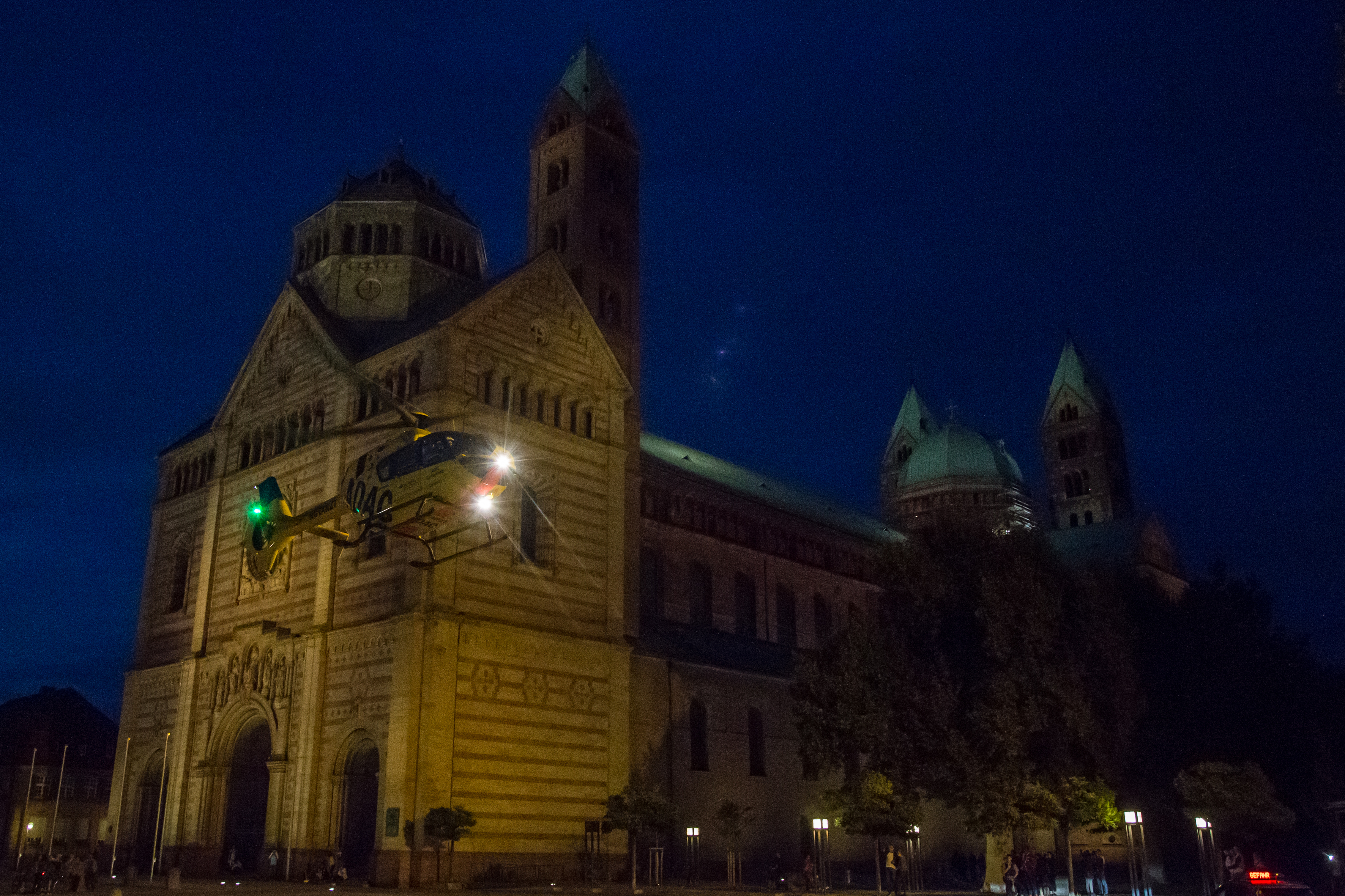 Der Gelbe Engel stieg vor dem Speyerer Dom wieder in die Lüfte.