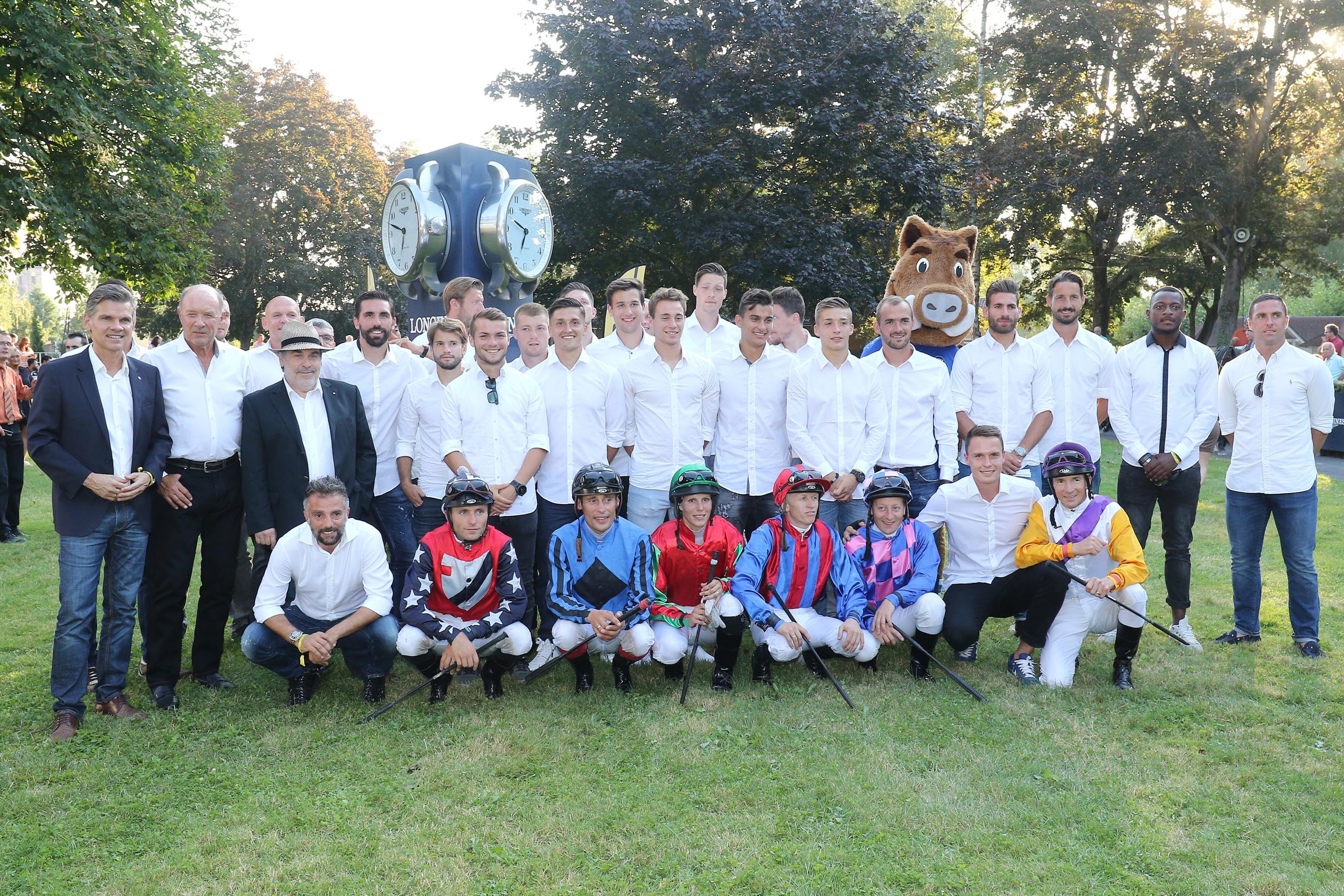 Die Mannschaft des KSC ist seit Jahren regelmäßiger Gast
auf der Galopprennbahn in Iffezheim.