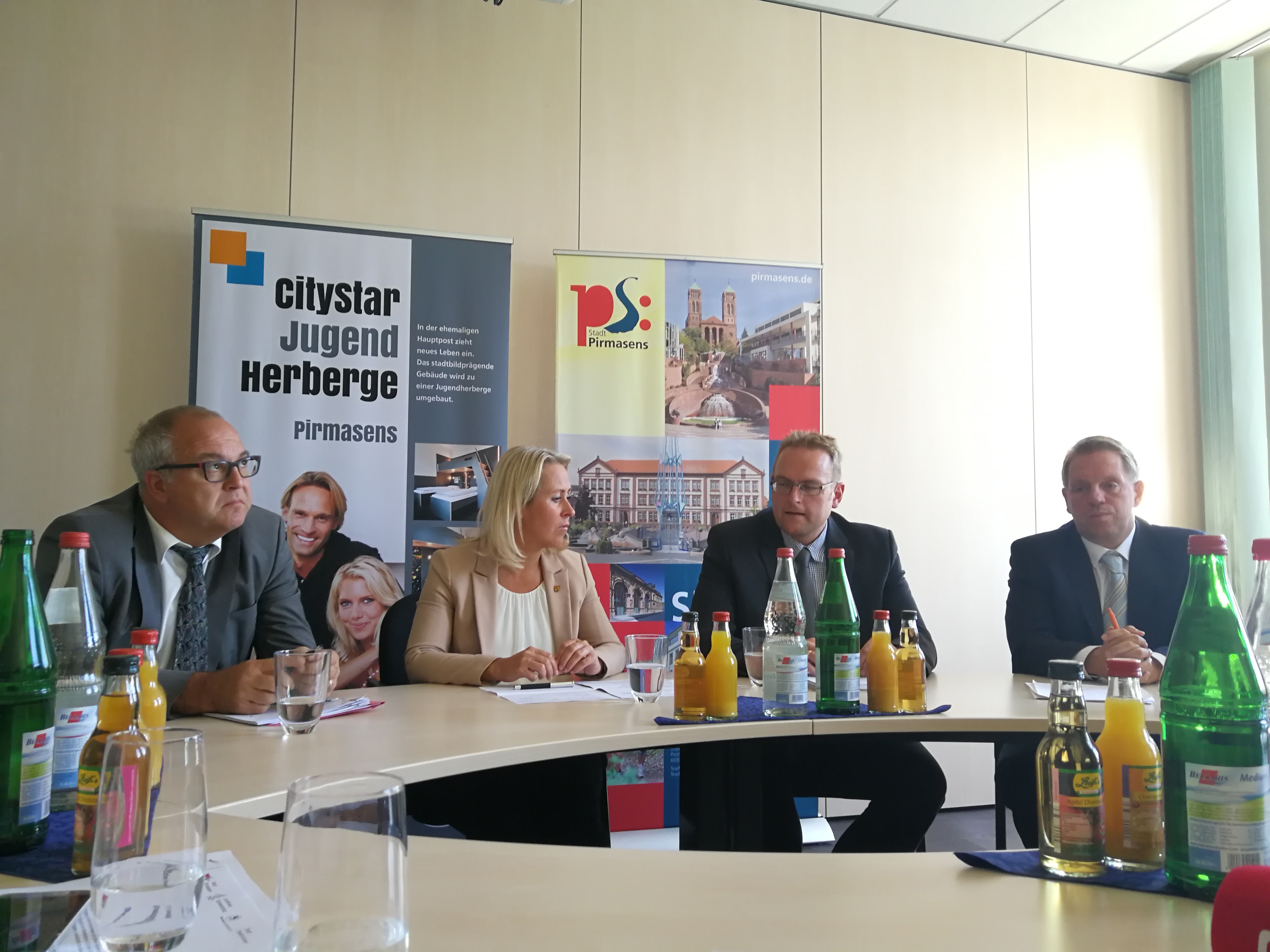 Wollen gemeinsam das Problem „Ärztemangel in der Region“ angehen: Bürgermeister Christian Gauf, Landrätin Dr. Susanne Ganster, Bürgermeister Markus Zwick und Medi-Geschäftsführer Axel Motzenbäcker. Foto: Kling
