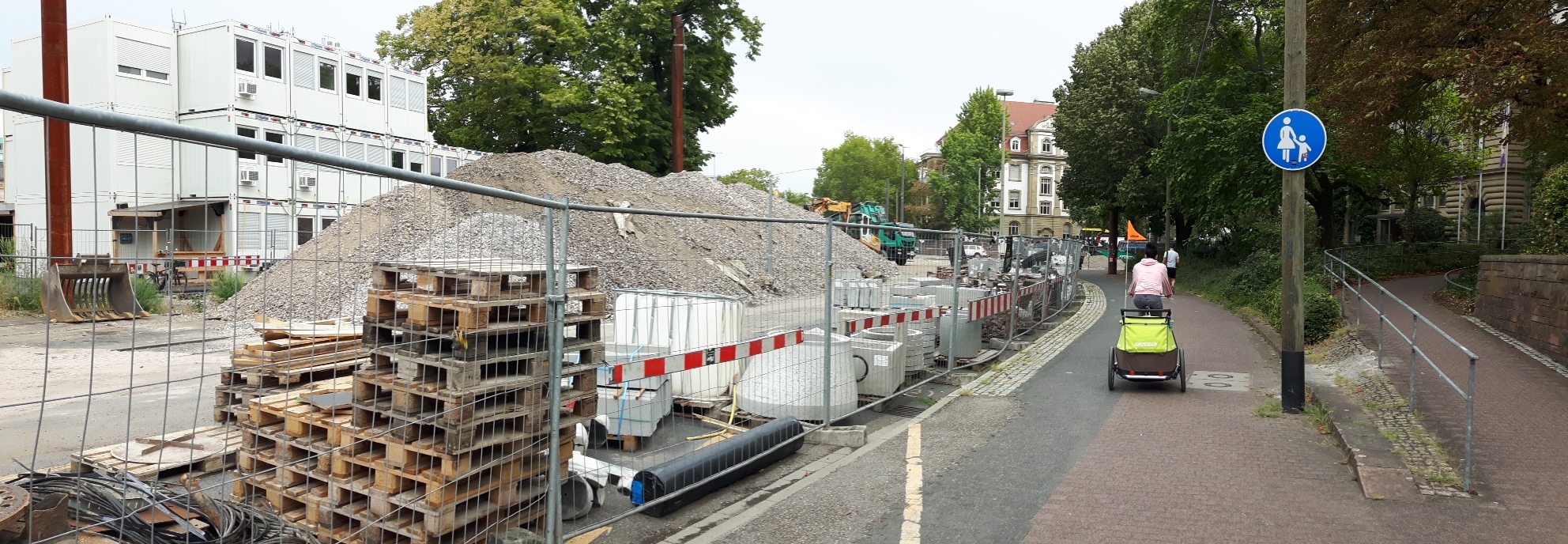 Auf der Bertholdstraße liegt aktuell Bau-Material: Die Straße verschwindet,
nur ein Radweg soll künftig hier noch verlaufen.