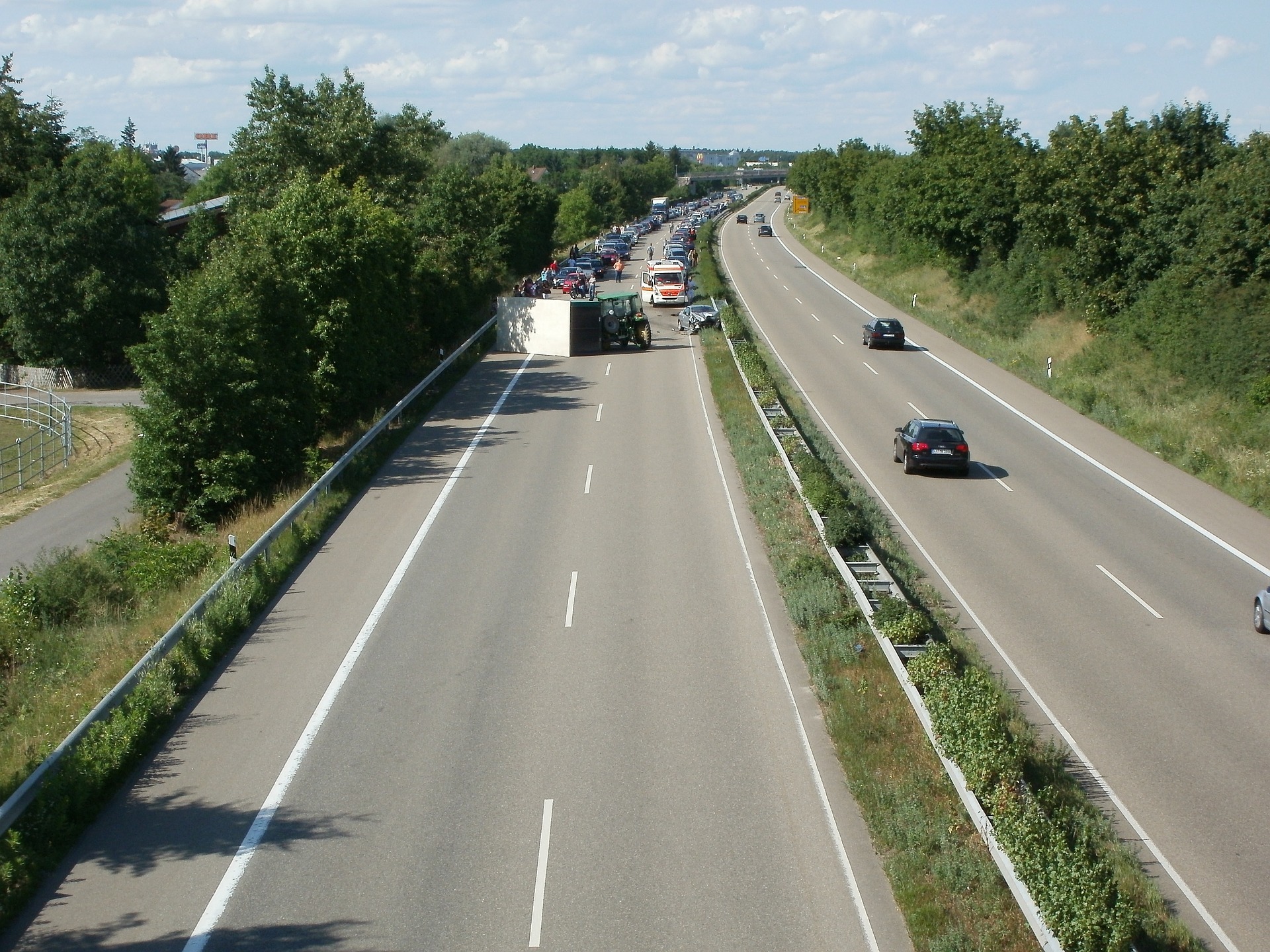 Unfall auf einer Schnellstraße: Künftig können in Baden-Württemberg zwischen den Fahrbahnen mobile Sichtschutz-Wände aufgestellt werden. Folge: Weniger Gaffer, weniger Gaffer-Bilder, weniger Staus auf der Gegenfahrbahn, weniger Unfälle auf der Gegenfahrbahn - und vor allen Dingen wohl auch wieder mehr Respekt in solchen Situationen .
