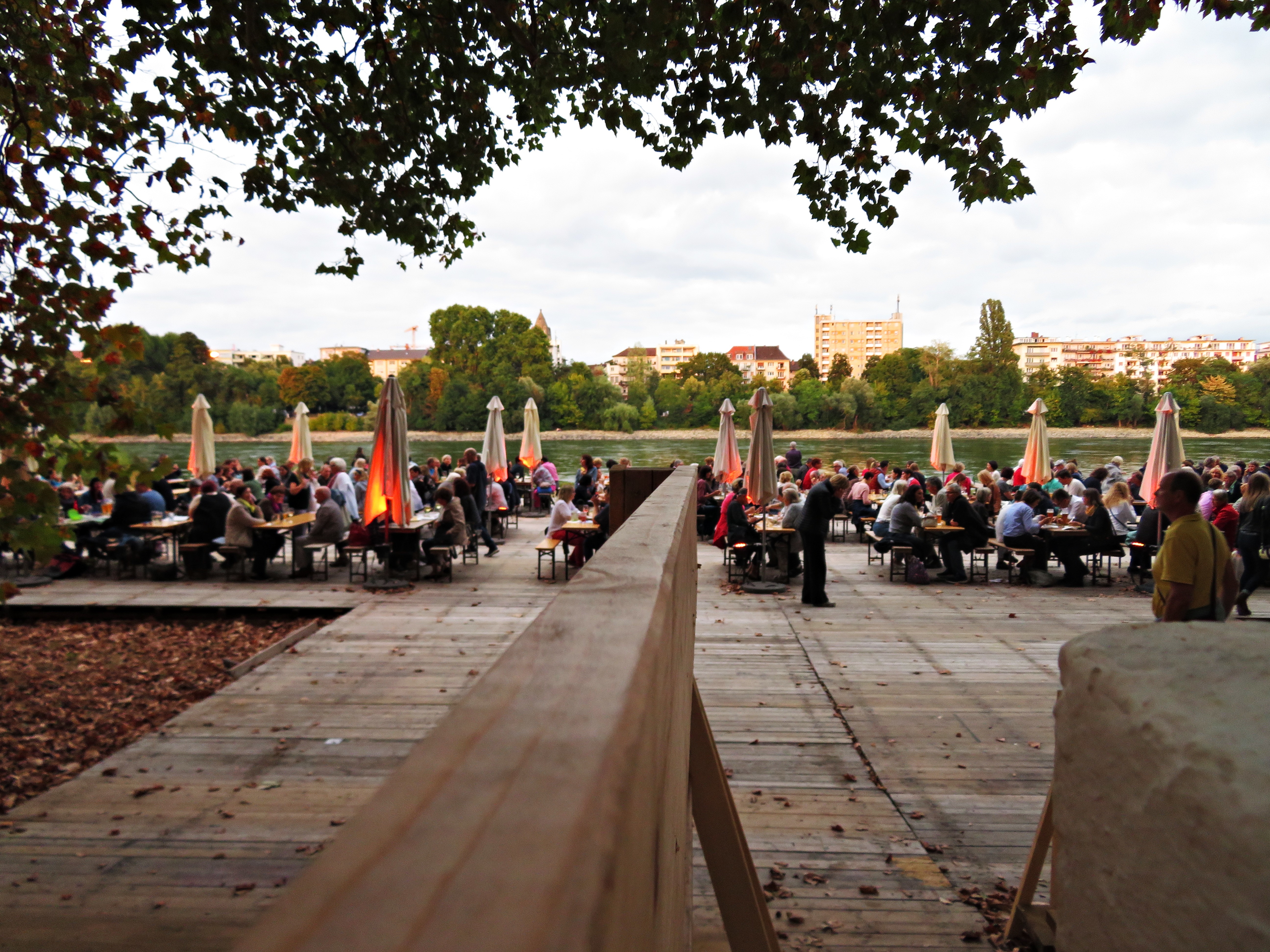 Gut besuchte Rheinterrasse beim Filmfestival