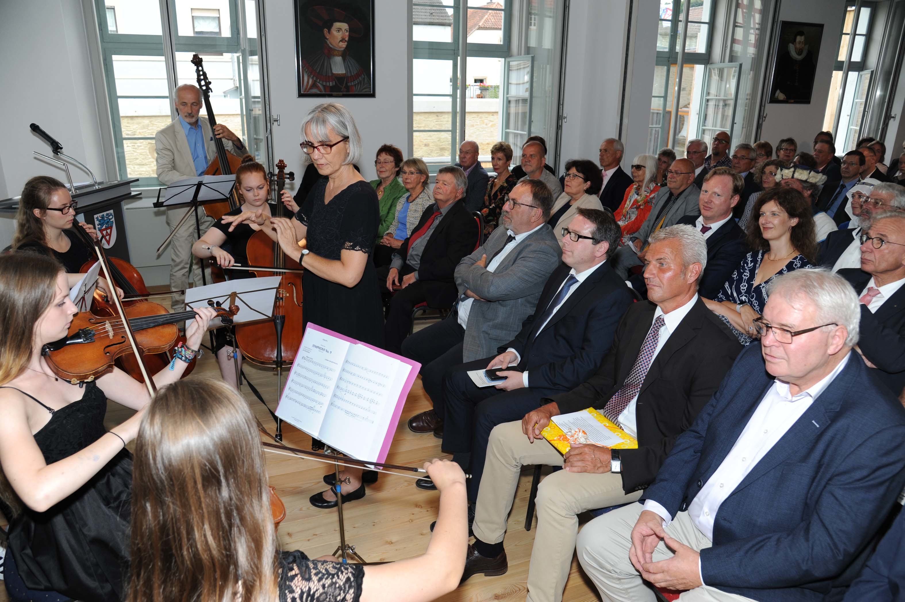 Großeses Interesse: Bis auf den letzten Platz besetzt war der Grafensaal beim Festakt zur Schlosseinweihung am Freitagabend. Foto: Link