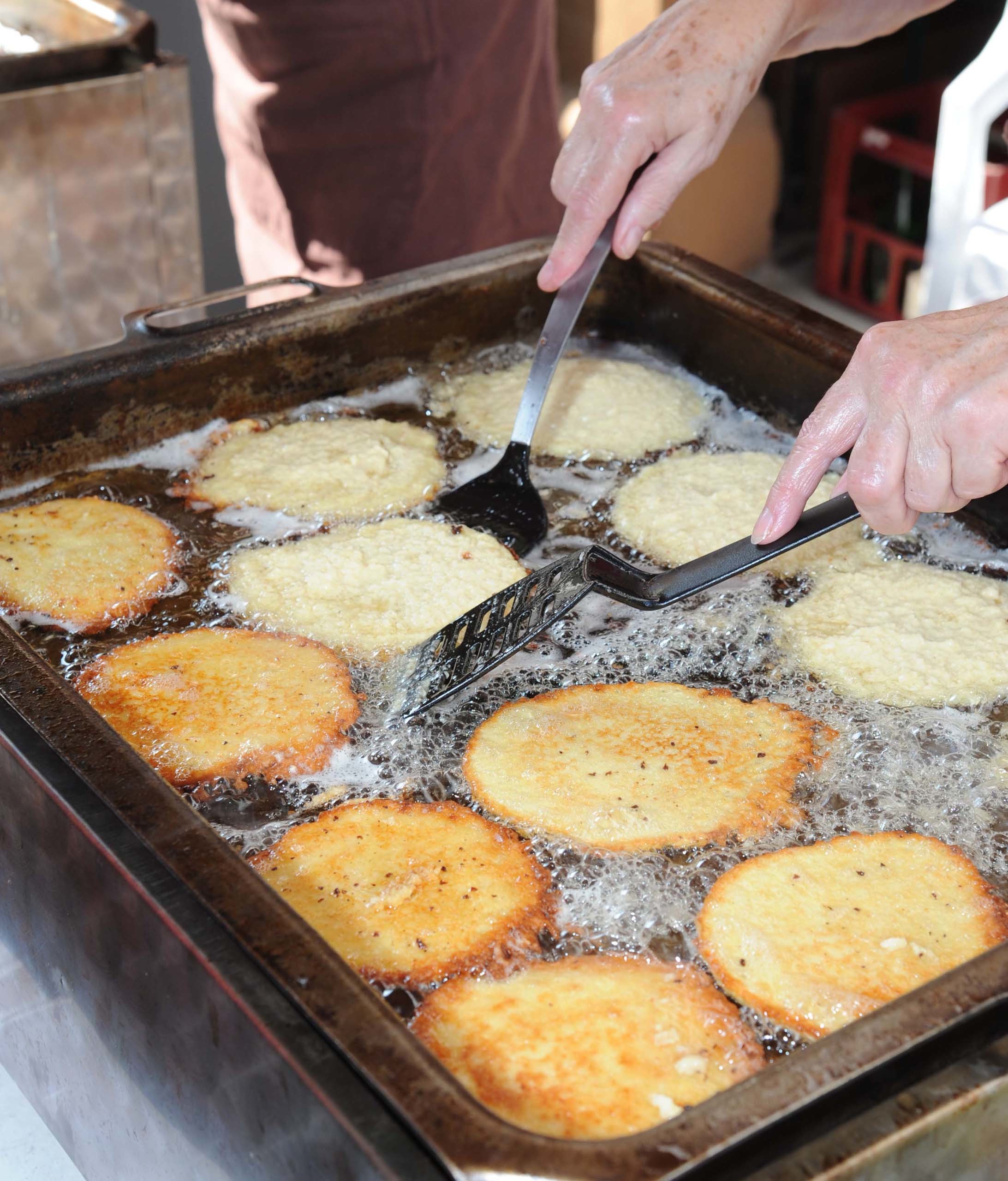 Fast so etwas wie ein Markenzeichen des Grünstadter Grumbeertags: Kartoffelpuffer, aus frisch geriebenen Pfälzer Kartoffel. Foto: Link