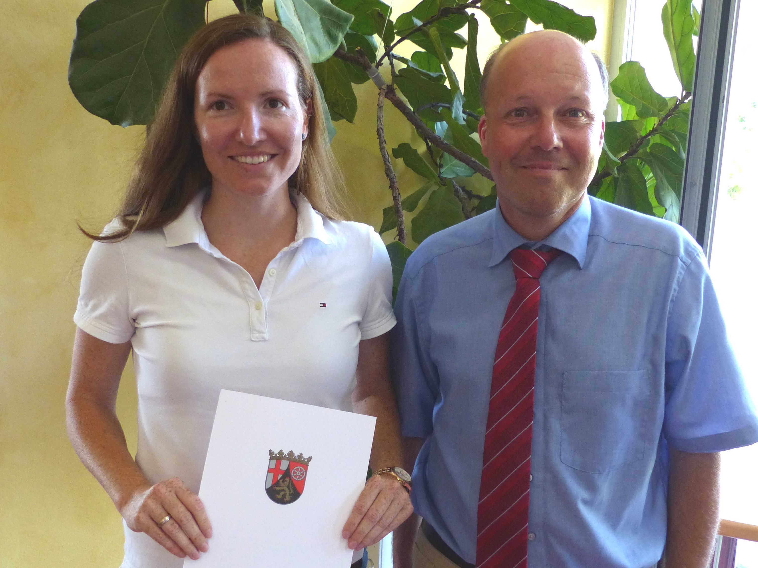 Realschullehrerin Anja Leda und Schulleiter Jörg Oeynhausen