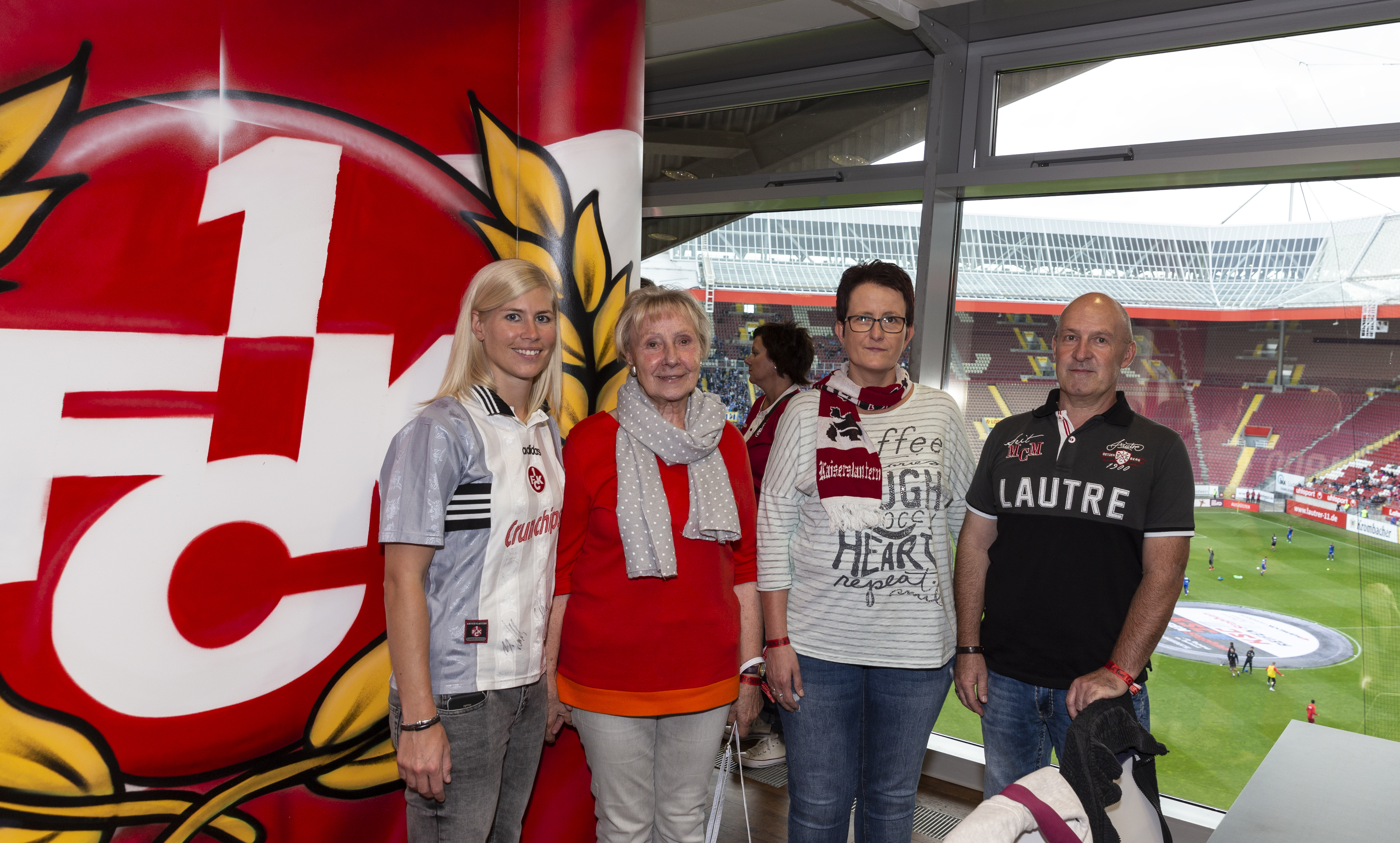 Helden des Alltags: Christine Weiß (2.v.l.) mit Enkelin Kathrin (links) sowie Marion Scharwath mit Ehemann Roland gewannen einen Aufenthalt in der Layenberger&Fans-Loge