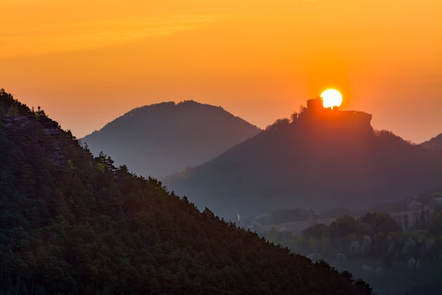 Wachtfelsen und Burg Trifels | Foto: Dirk Schatz