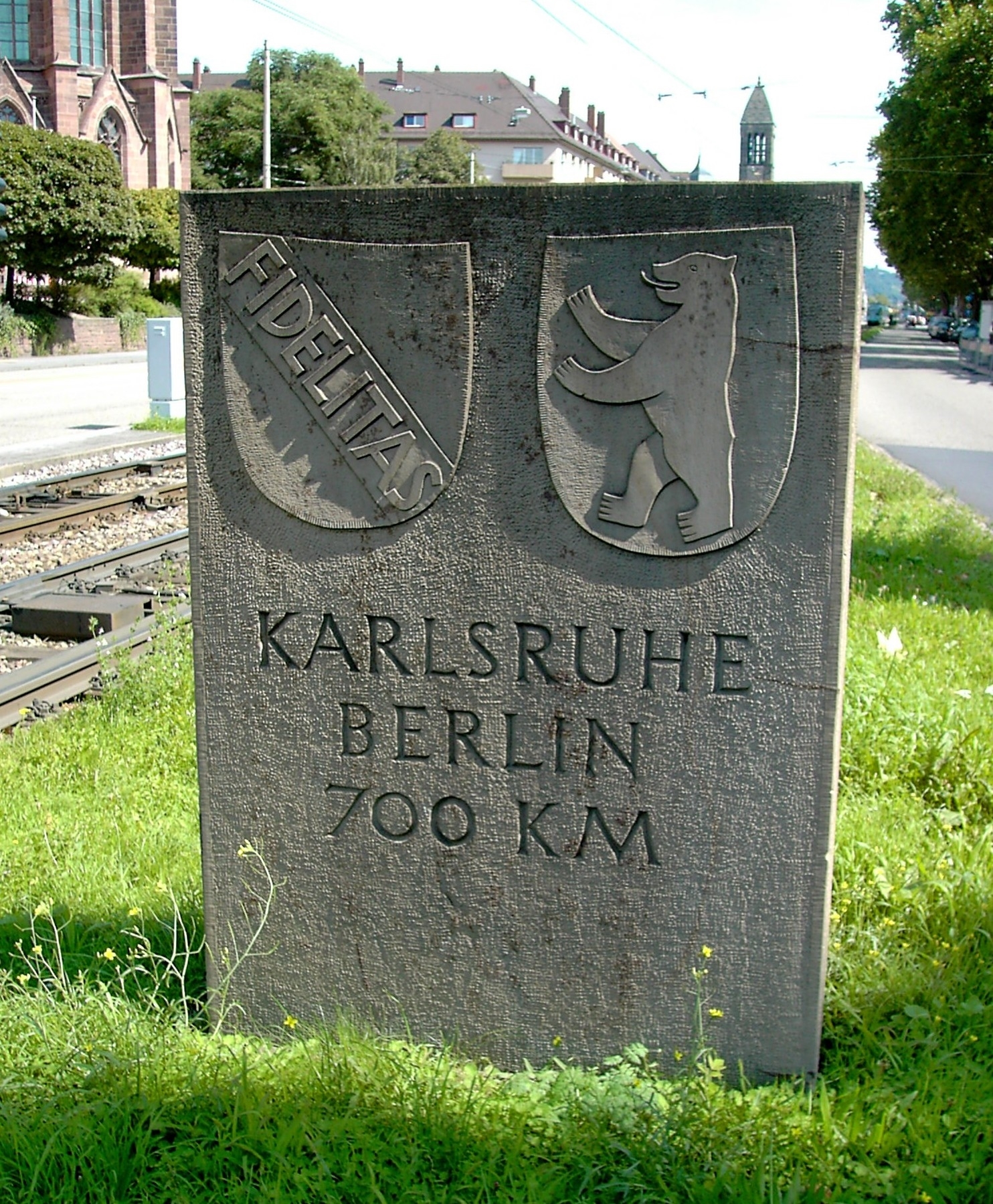Der Berliner Meilenstein einst und jetzt: Bis 2011 stand der Stein an der Durlacher Allee, am 28. August 2018 wurde er wieder an seinen angestammten Platz gehoben.