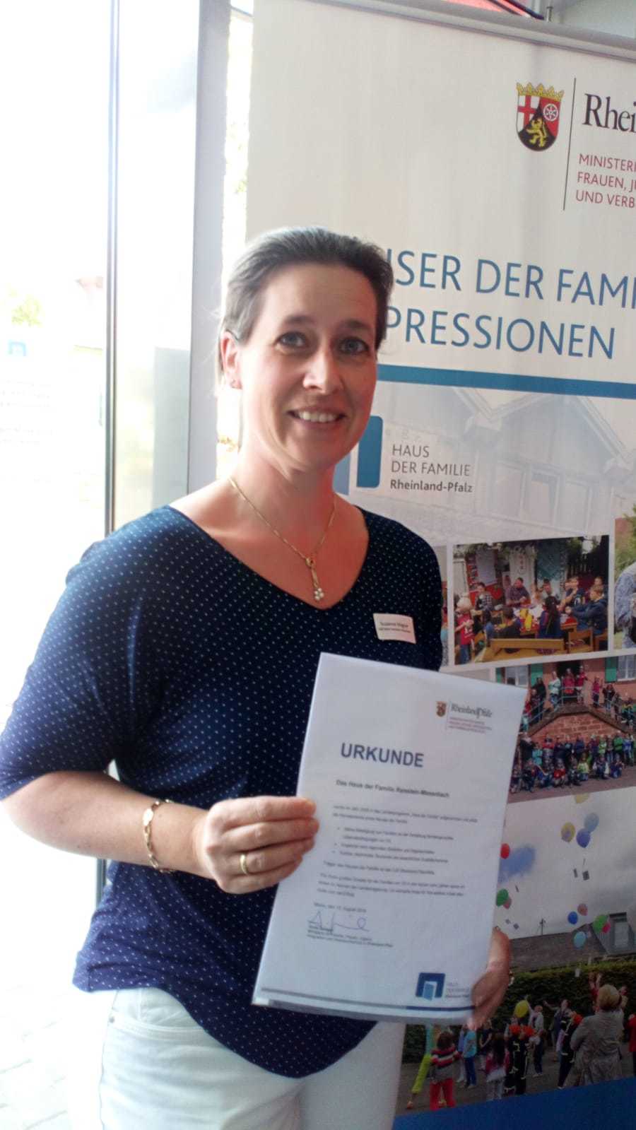 Susanne Wagner nimmt Urkunde entgegen