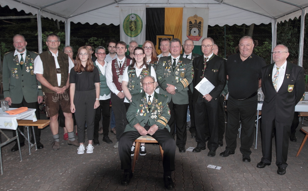 Kreisoberschützenmeister Klaus Kühn, Willibald Frieser, Sabine Höhn, Paula Noll, Fabian Heintz (halb verdeckt), Gisela Sprengard, Marius Heintz, Maximilian Emrich, Reinhard Krupp, Martina Sprengard, Franziska Sprengard, Maik Klose, Stefan Ewald, Hubert Rosenkranz, Franz Baldauf, Martin Sprengard (verdeckt), Sportkreisvorsitzender Wilfried Heske, Oberschützenmeister Thomas Ernst (von links) und sitzend im Vordergrund Ehrenmitglied Arno Beyer