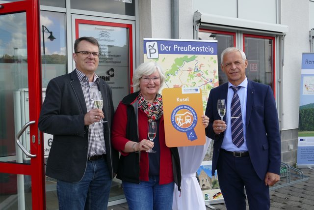 Matthias Paul überreichte Ulrike Nagel das Schild, das den Kuseler Bahnhof zum „Wanderbahnhof“ erklärt. | Foto: Horst Cloß