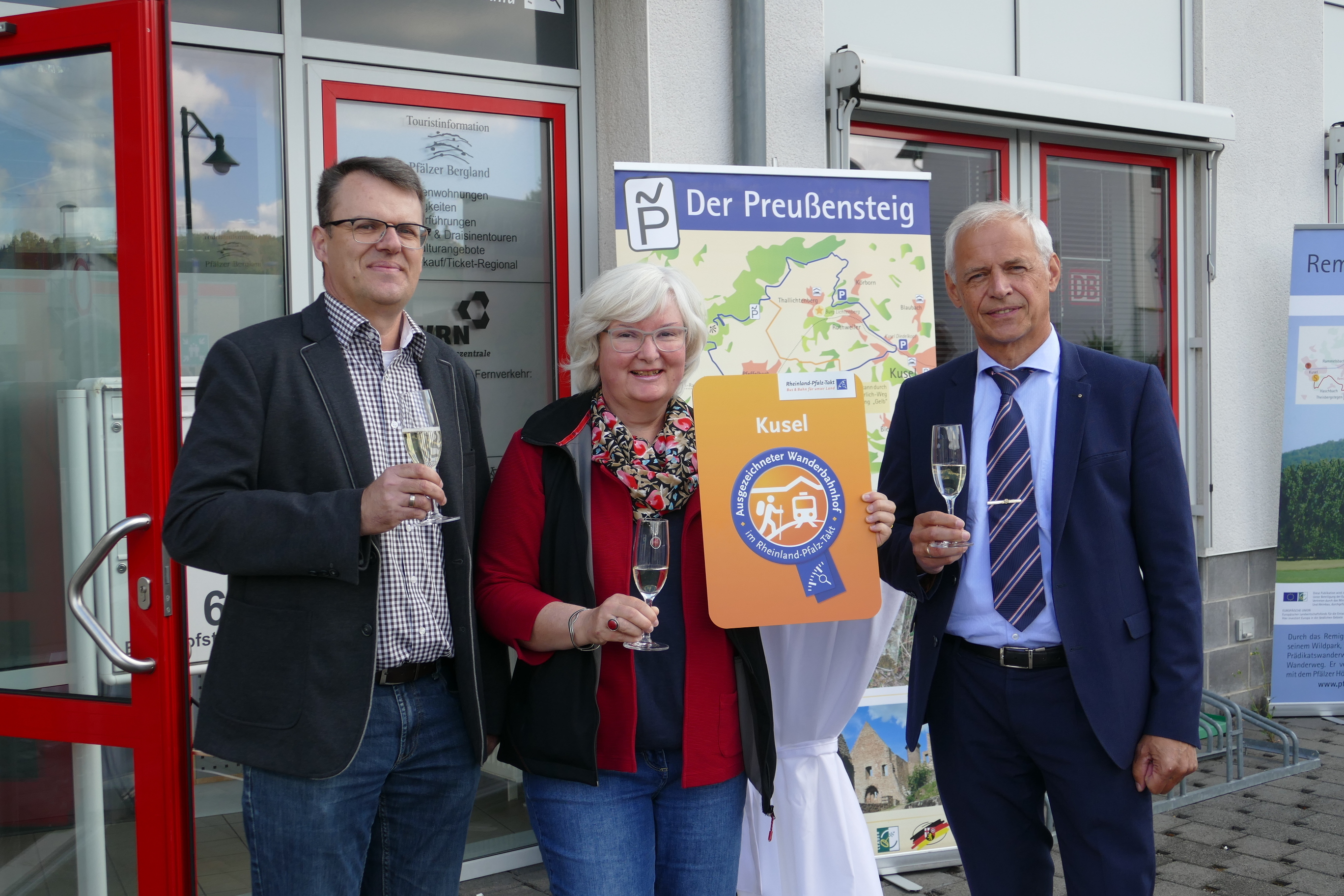 Matthias Paul überreichte Ulrike Nagel das Schild, das den Kuseler Bahnhof zum „Wanderbahnhof“ erklärt.