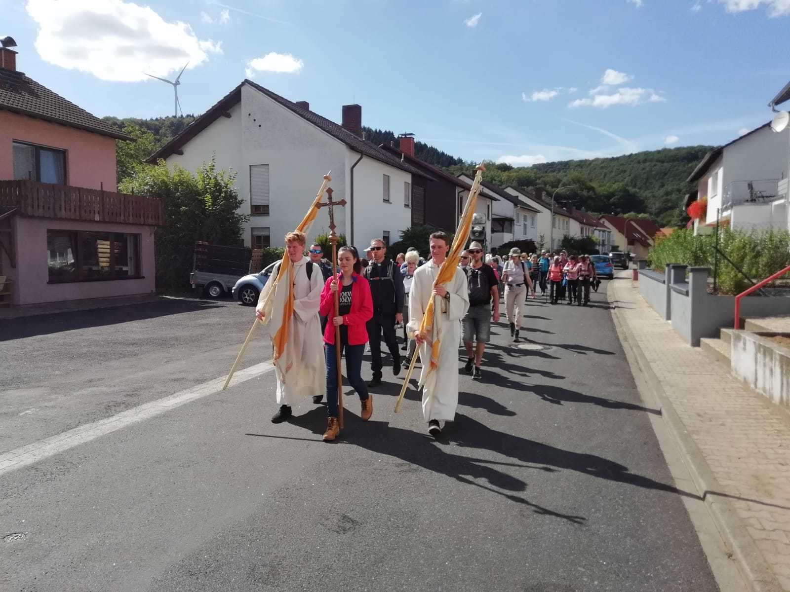 Rund 60 Pilgerinnen und Pilger machten sich bei der Fußwallfahrt in diesem Jahr auf den Weg