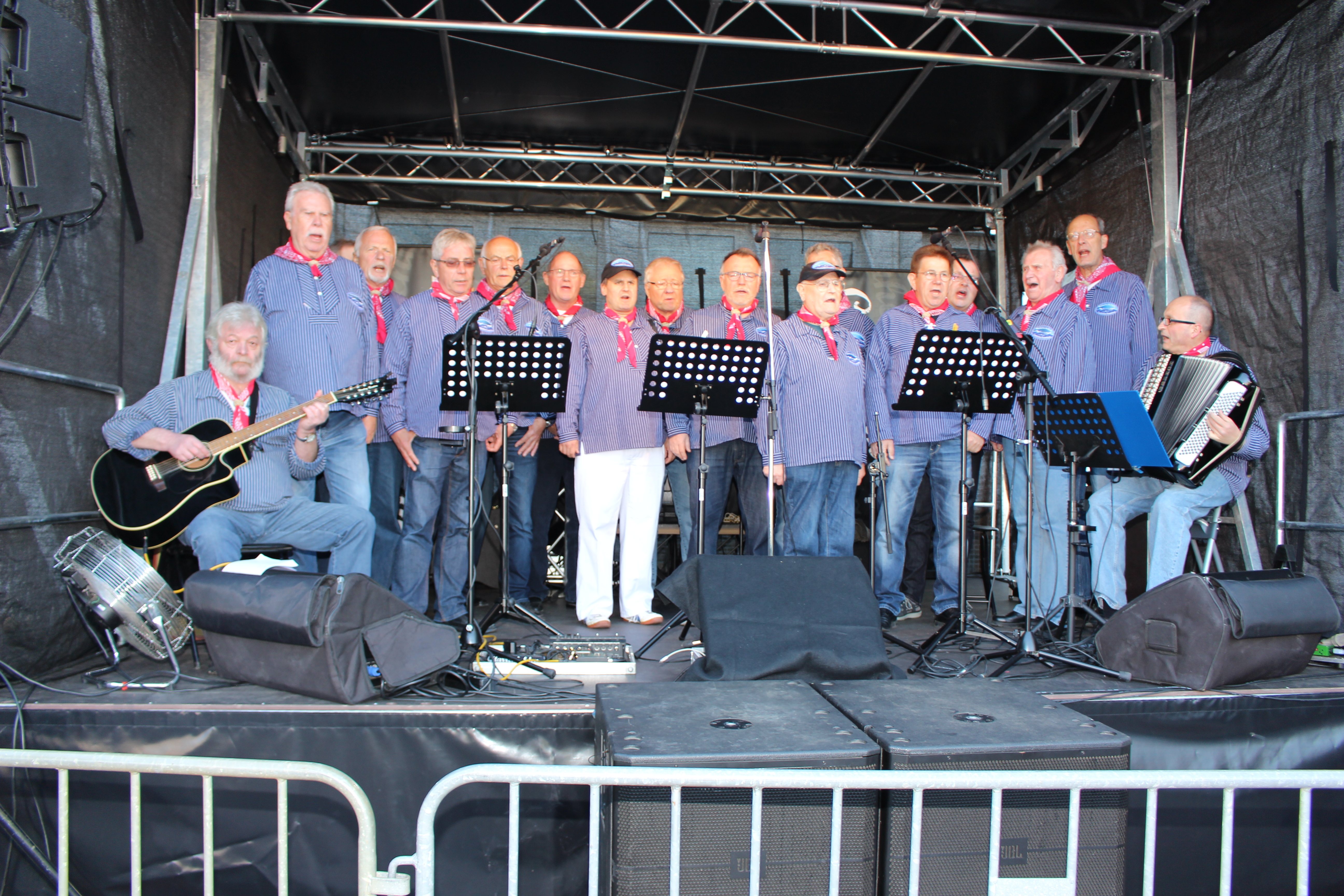 Für die musikalische Unterhaltung auf dem Weinbietfest sorgt der Shantychor Leisböhler Seemöven. Foto: Pacher