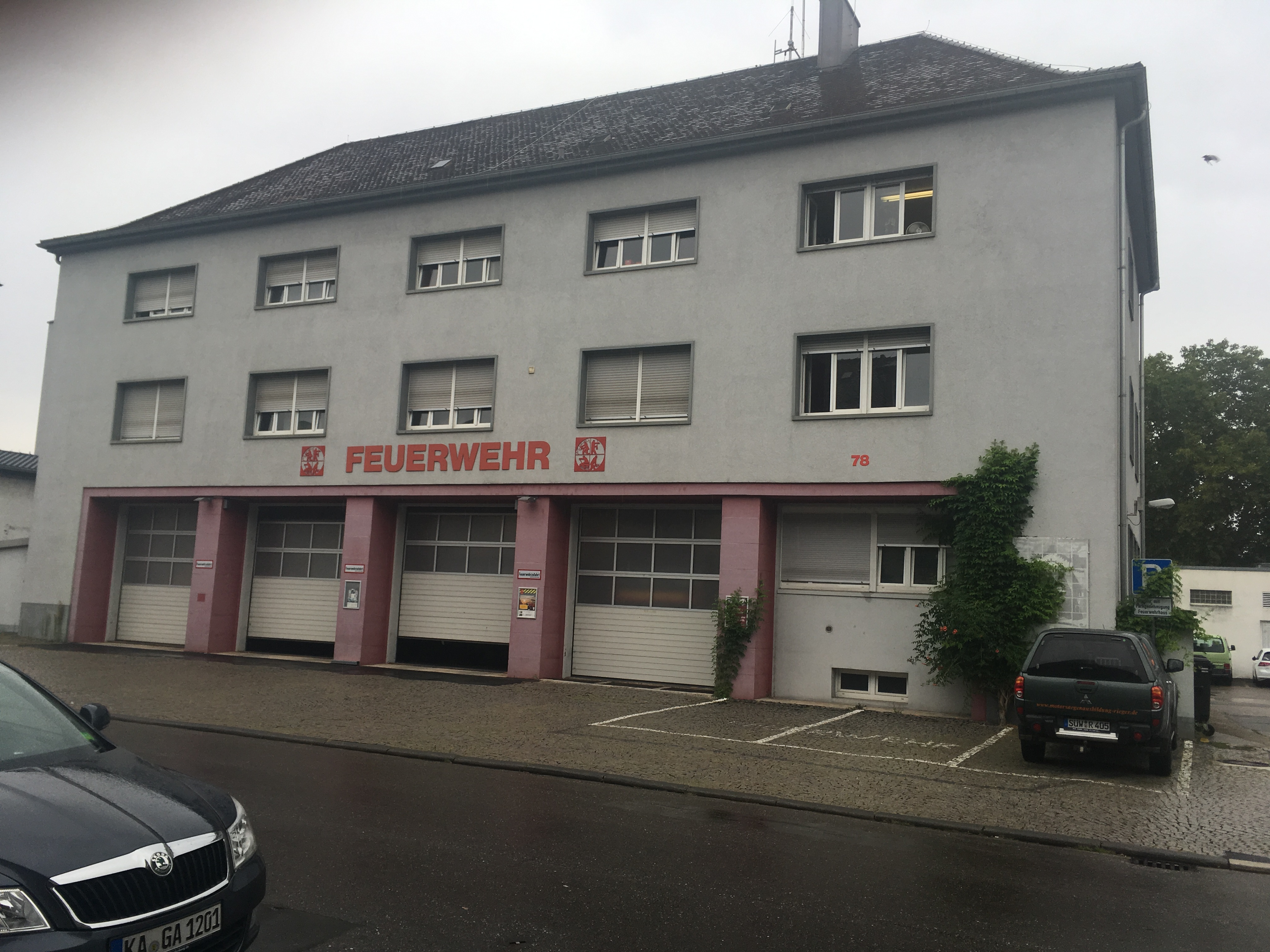 Hier stand bis zur Reichspogromnacht 1938 die Bruchsaler Synagoge. Die Gedenktafel am Feuerwehrhaus ist leider zugewachsen.
